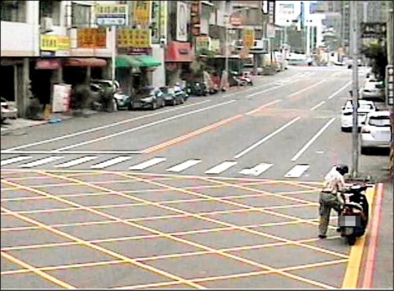 台中市72歲柯姓老翁把機車停路口,上前搭訕並強拉女高中生。(翻攝畫面)