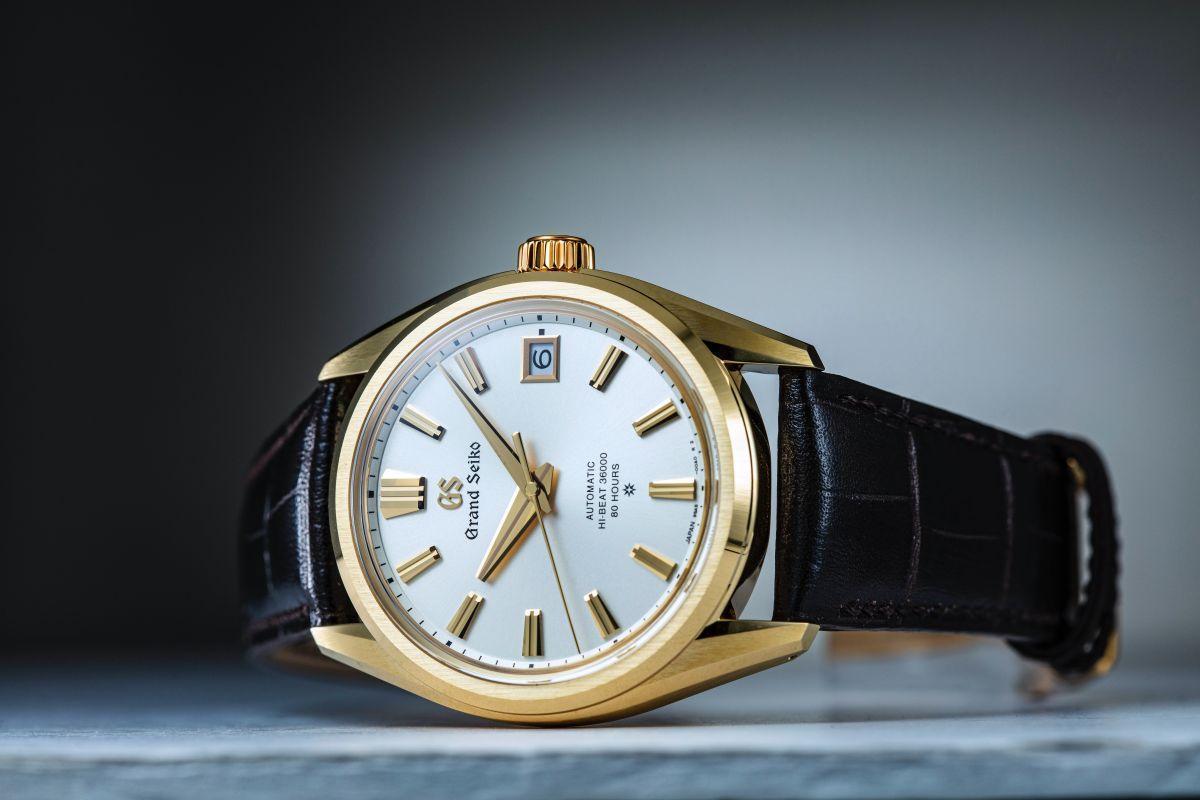 Grand Seiko去年3月剛發表9SA5機芯時，只先發表這款18K金版本的SLGH002，定價約NT$1,350,000，全球限量100只。