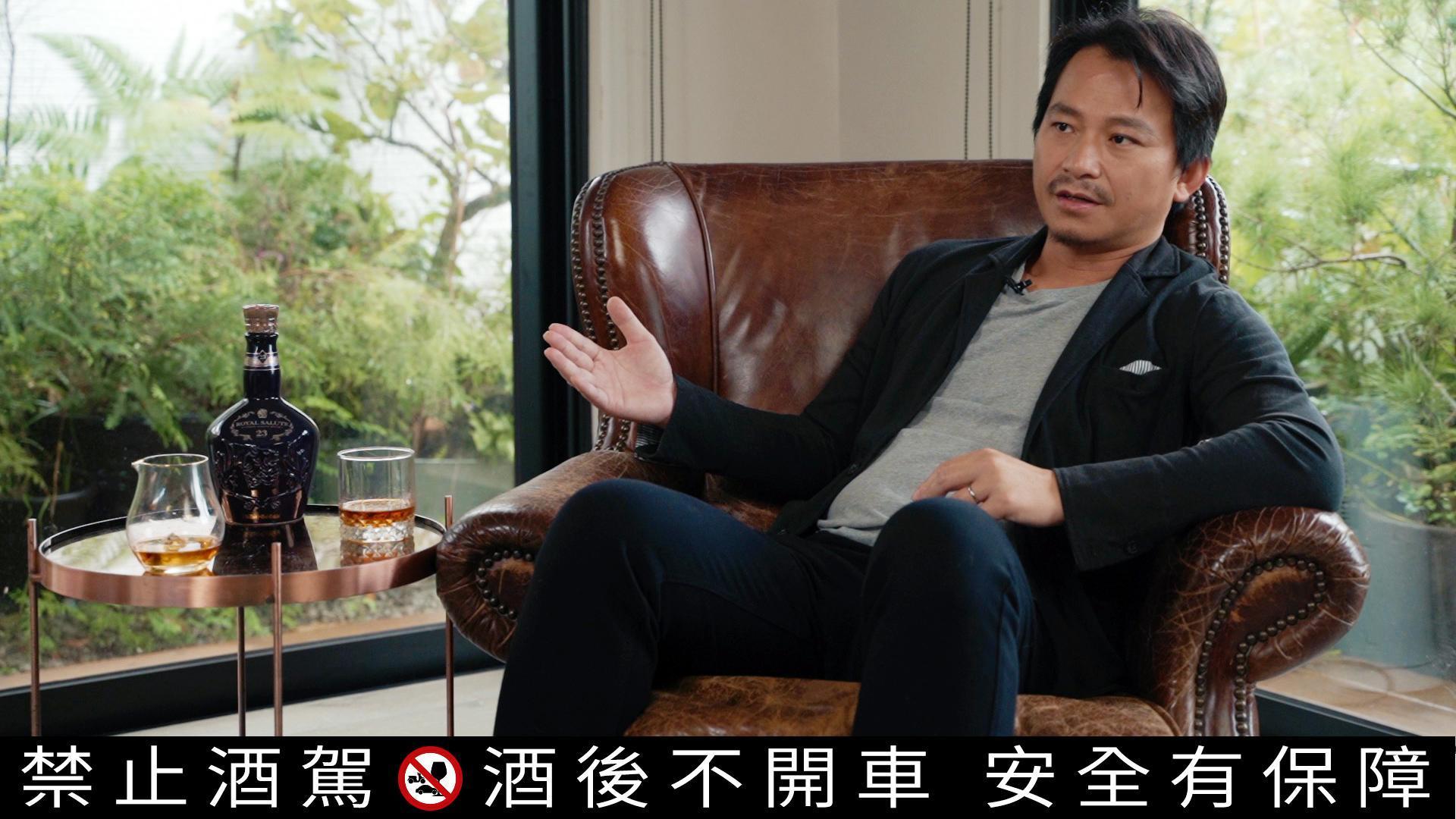 吳書原在40年老公寓養了一座森林,沒有工作的時候或夜晚時分,他喜歡悠閒地靠在躺椅上來杯威士忌。