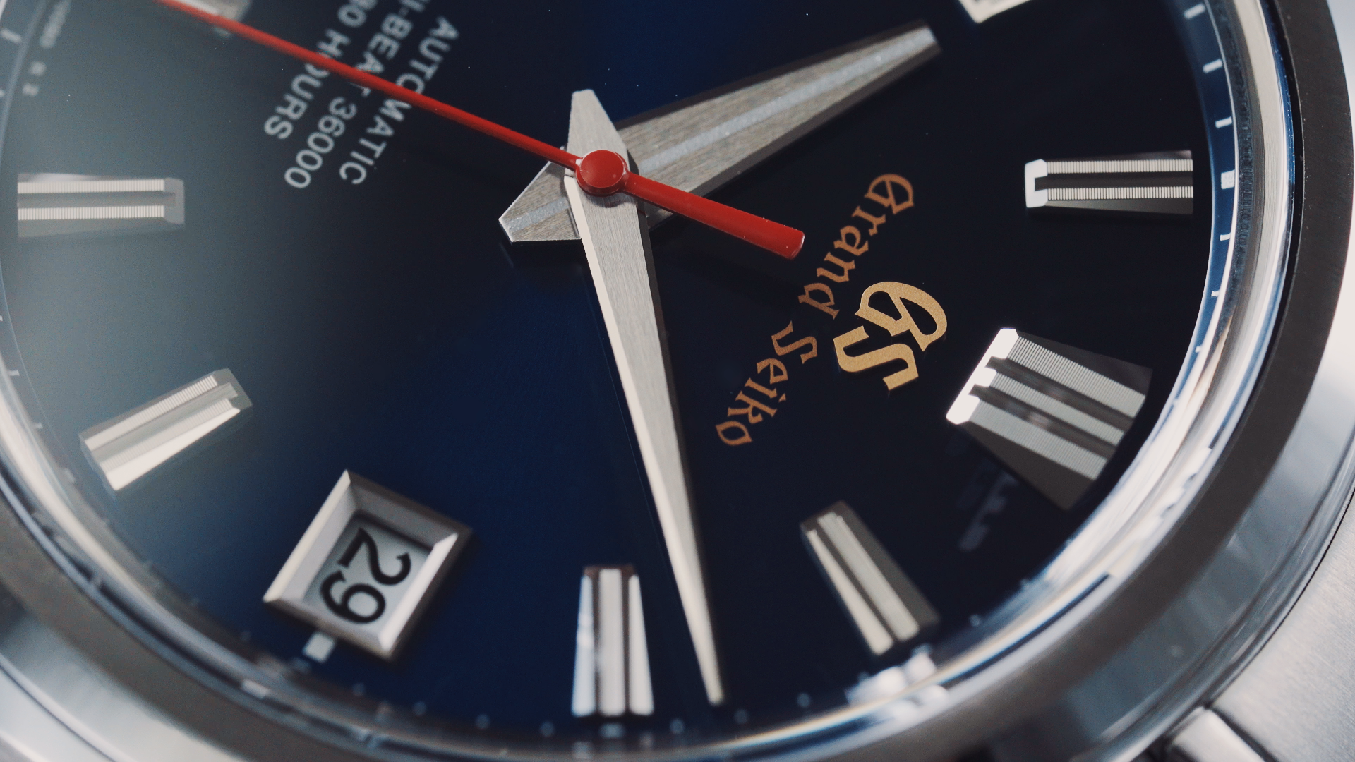 Grand Seiko這款SLGH003的藍面紅針金字的配色，是針對品牌誕生60週年而特別製作的限量紀念款，只會在60週年錶款上使用，未來很難再看到這樣的配色了。