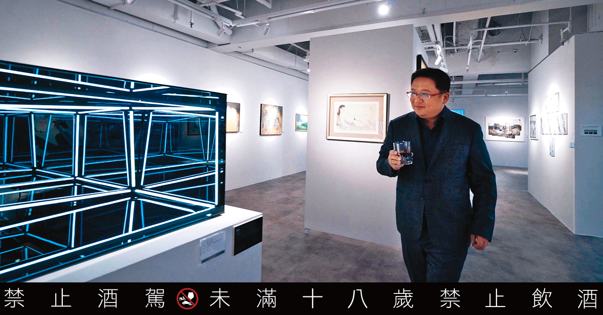 在香港、台灣的廣告、媒體、行銷圈經營多年的曾孟卓，興趣廣泛，品酒也是興趣之一，他笑談自己年紀大了之後喜愛高年份的威士忌。