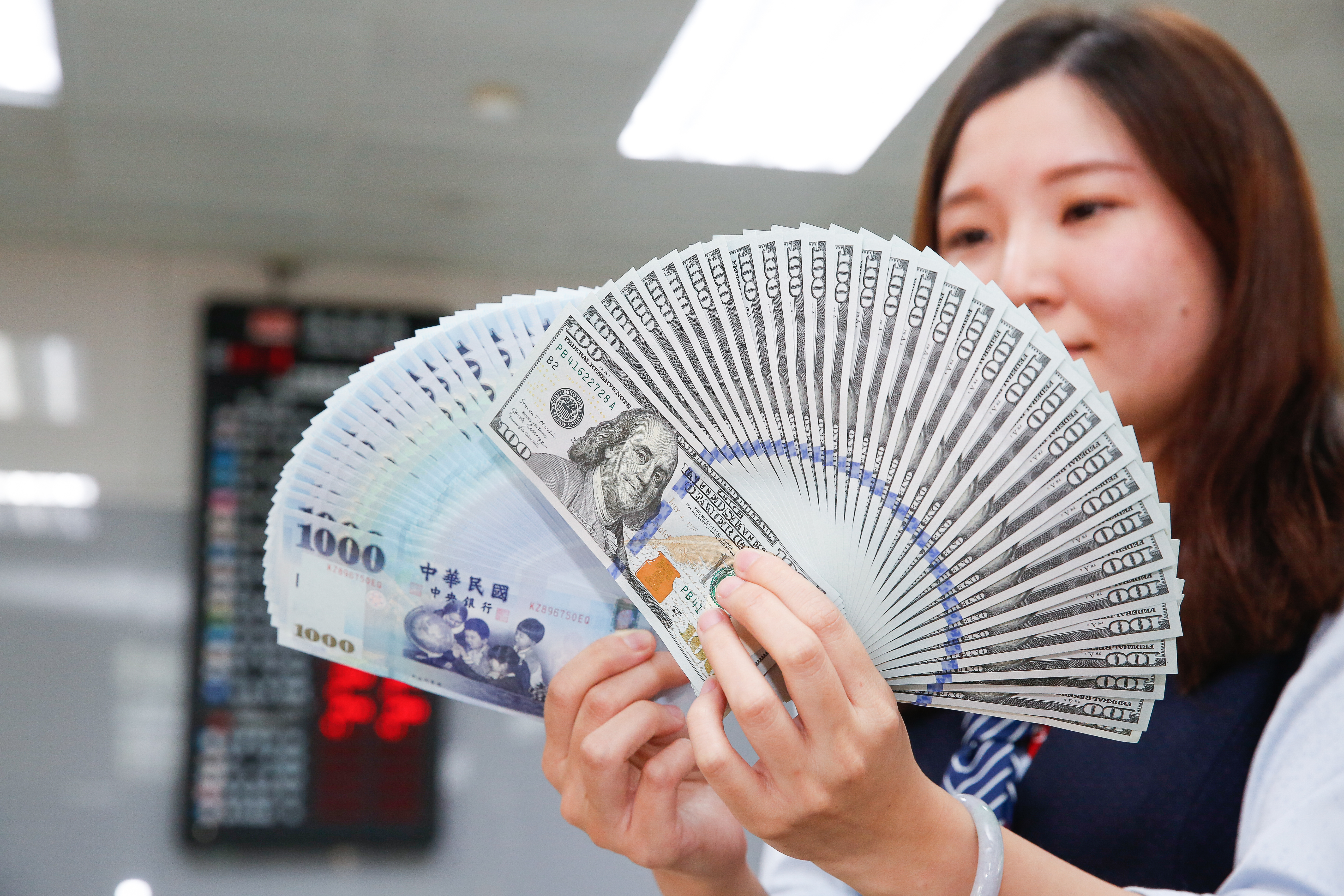 農曆年前新台幣表現強勁，想布局美元應還有便宜可撿。