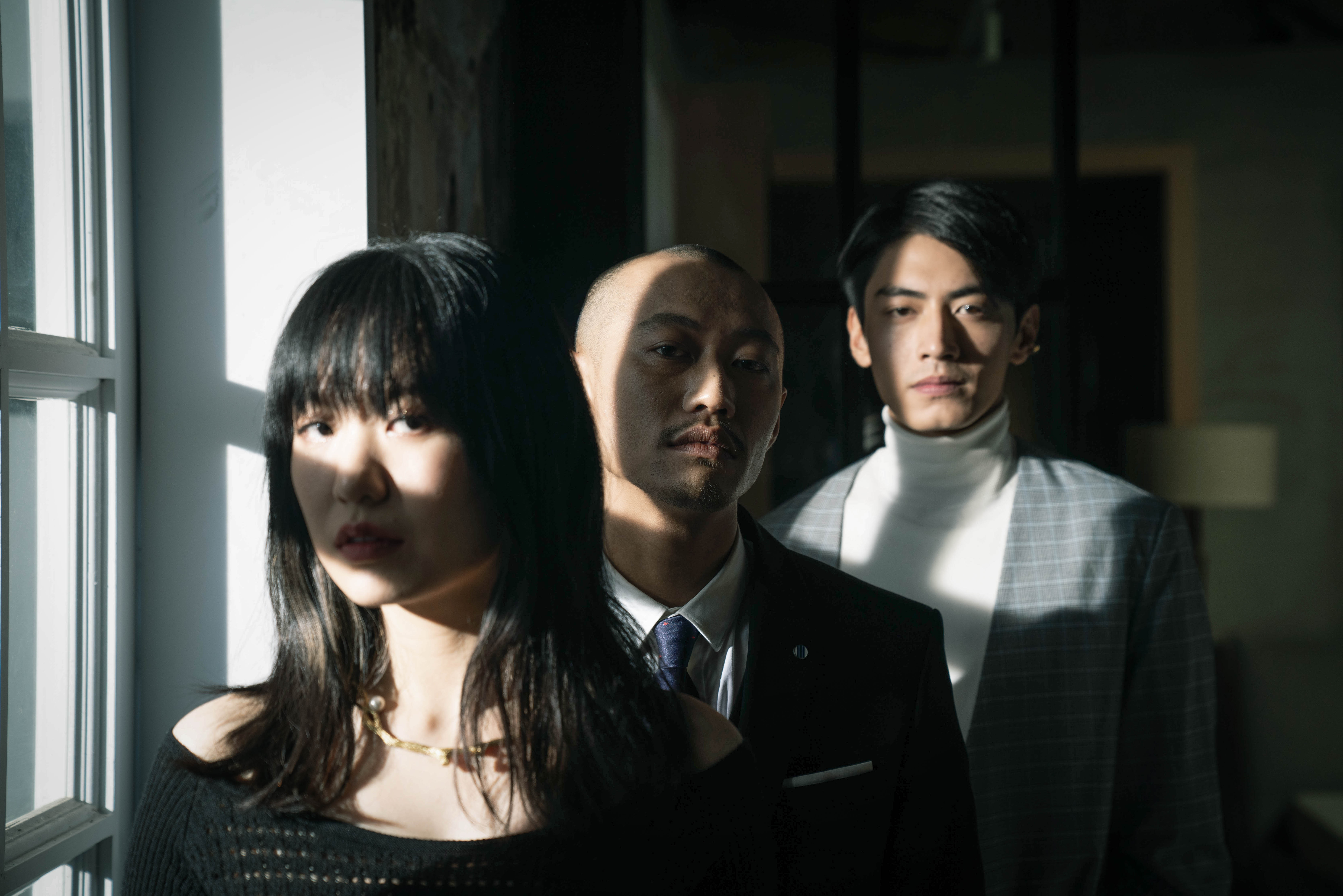 賈皓駿、宋柏緯參與孫盛希的〈潛伏期〉MV演出，三人演技大爆發。（滾石唱片提供）
