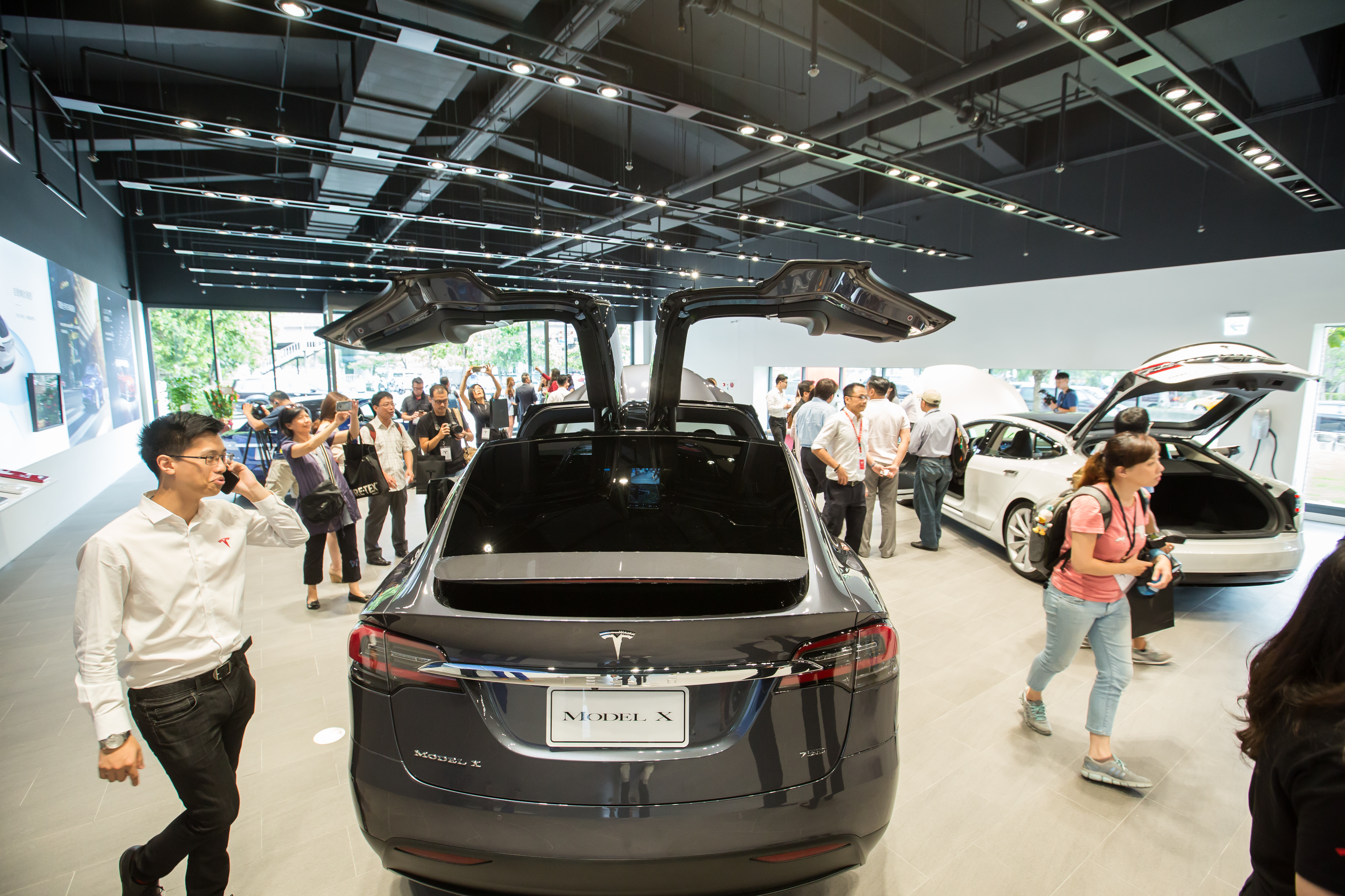 因為搭上特斯拉浪潮，投資相關供應鏈，讓簡哲隆去年獲利爆衝。