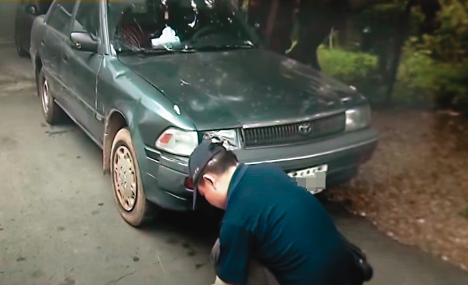 撞擊街友徐男的贓車在車禍現場附近被尋獲,車頭有明顯撞擊痕跡。(翻攝畫面)