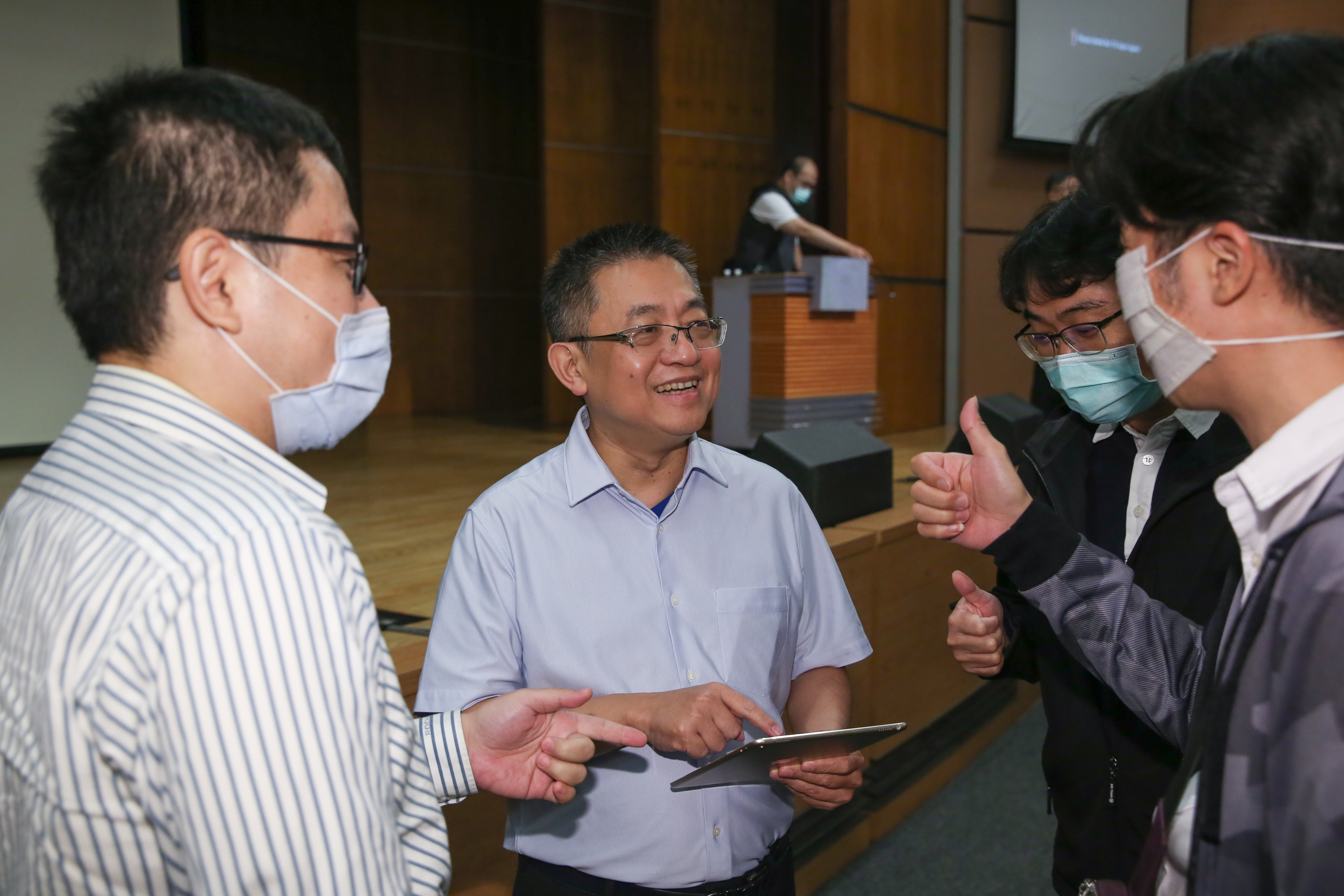 揮別台股20多年，簡哲隆再次回到市場，意外地結交更多志同道合的朋友。