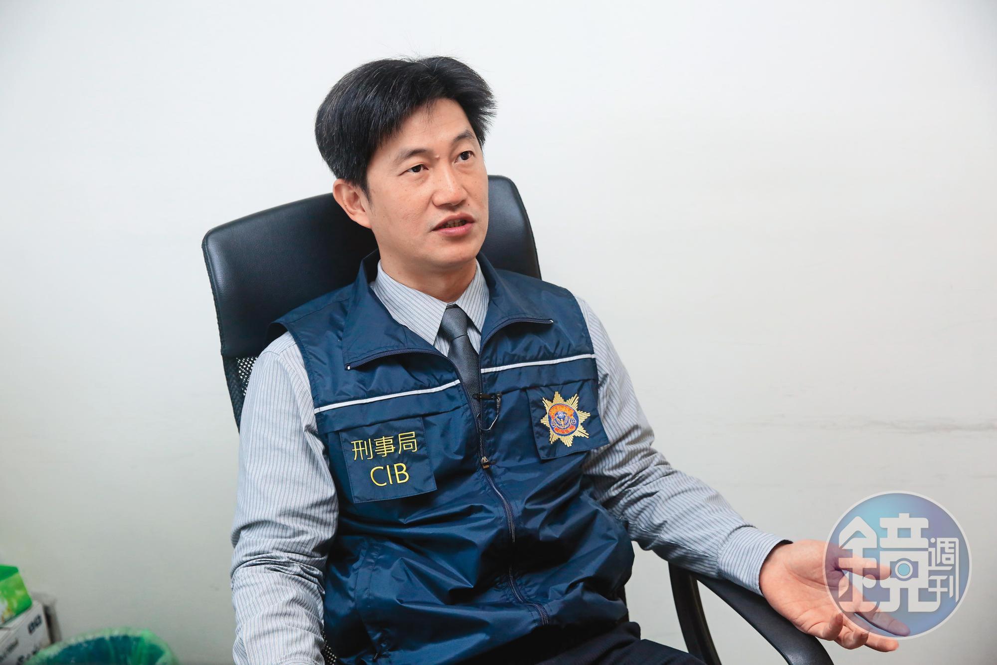 偵辦詐保殺人案的刑警黃聖嘉以車追人，終於順利破案。