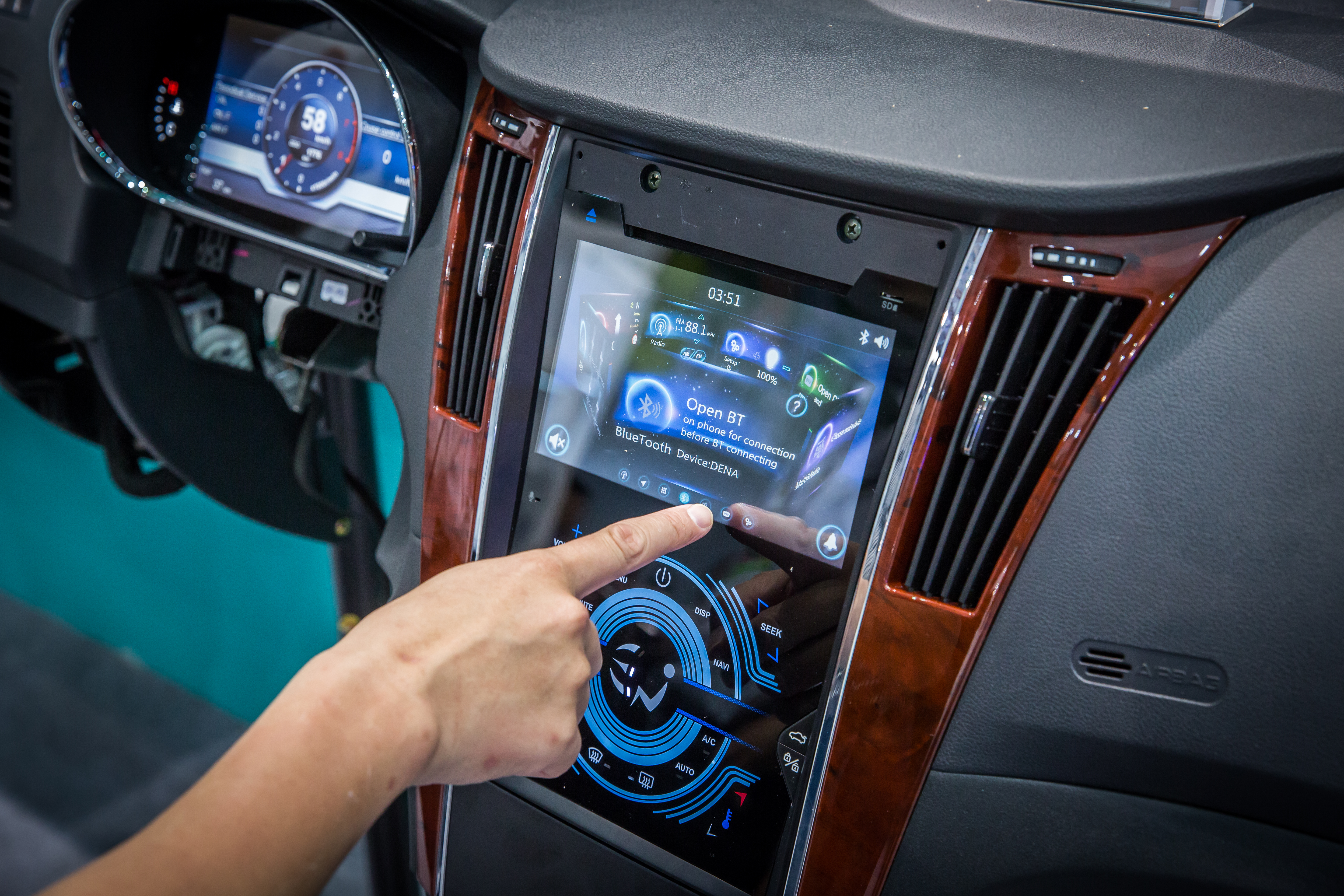 去年9月當發現內部大戶連續買入敬鵬，加上觀察到車市回溫，簡哲隆大膽買進，短線獲利14％。