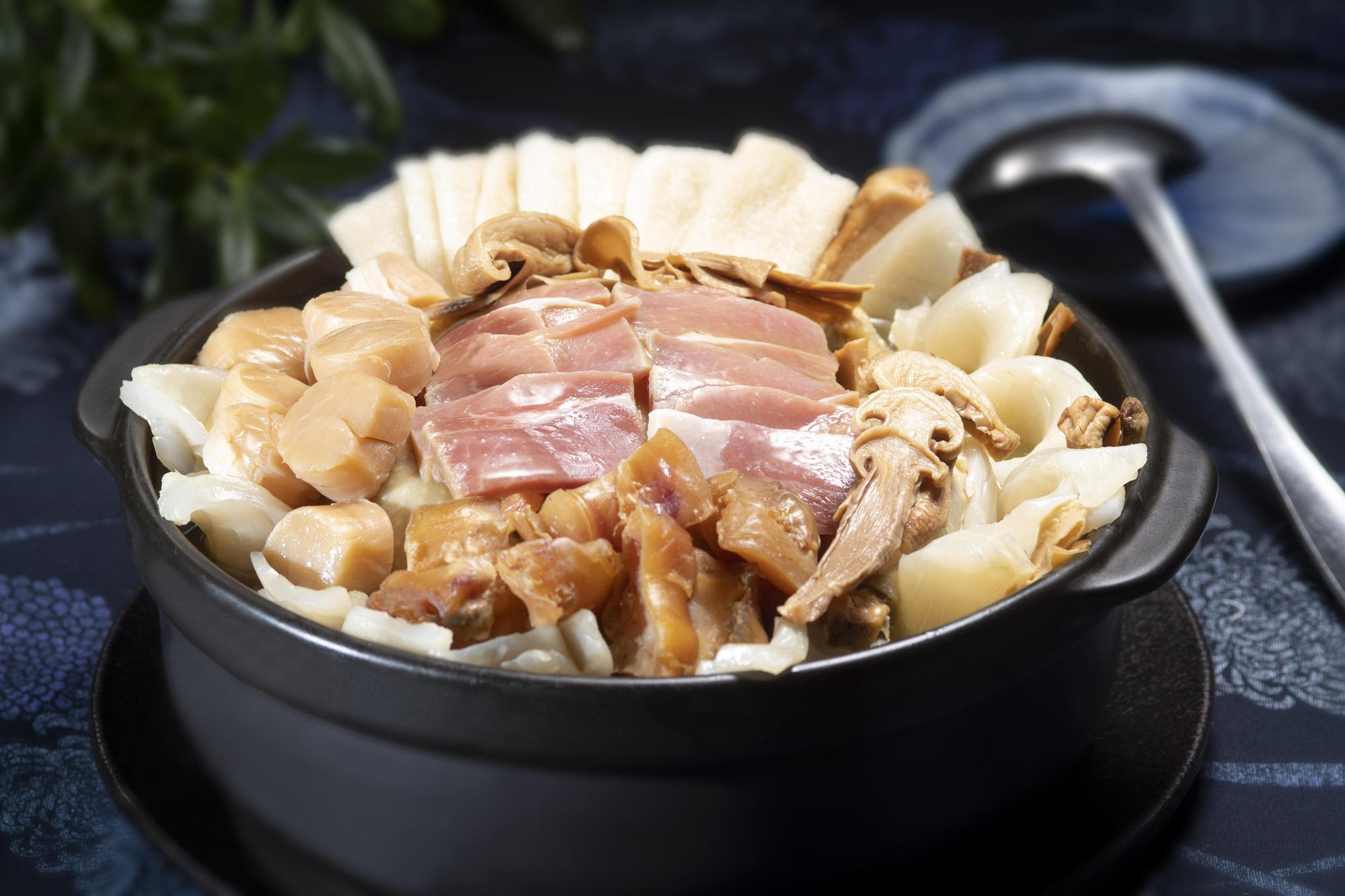 「松茸花膠海味燉全雞」(NT$7,500)集結花膠、日本干貝、乾松茸、古土雞等矜貴食材,海陸雙味交融暖身、暖胃又暖心。