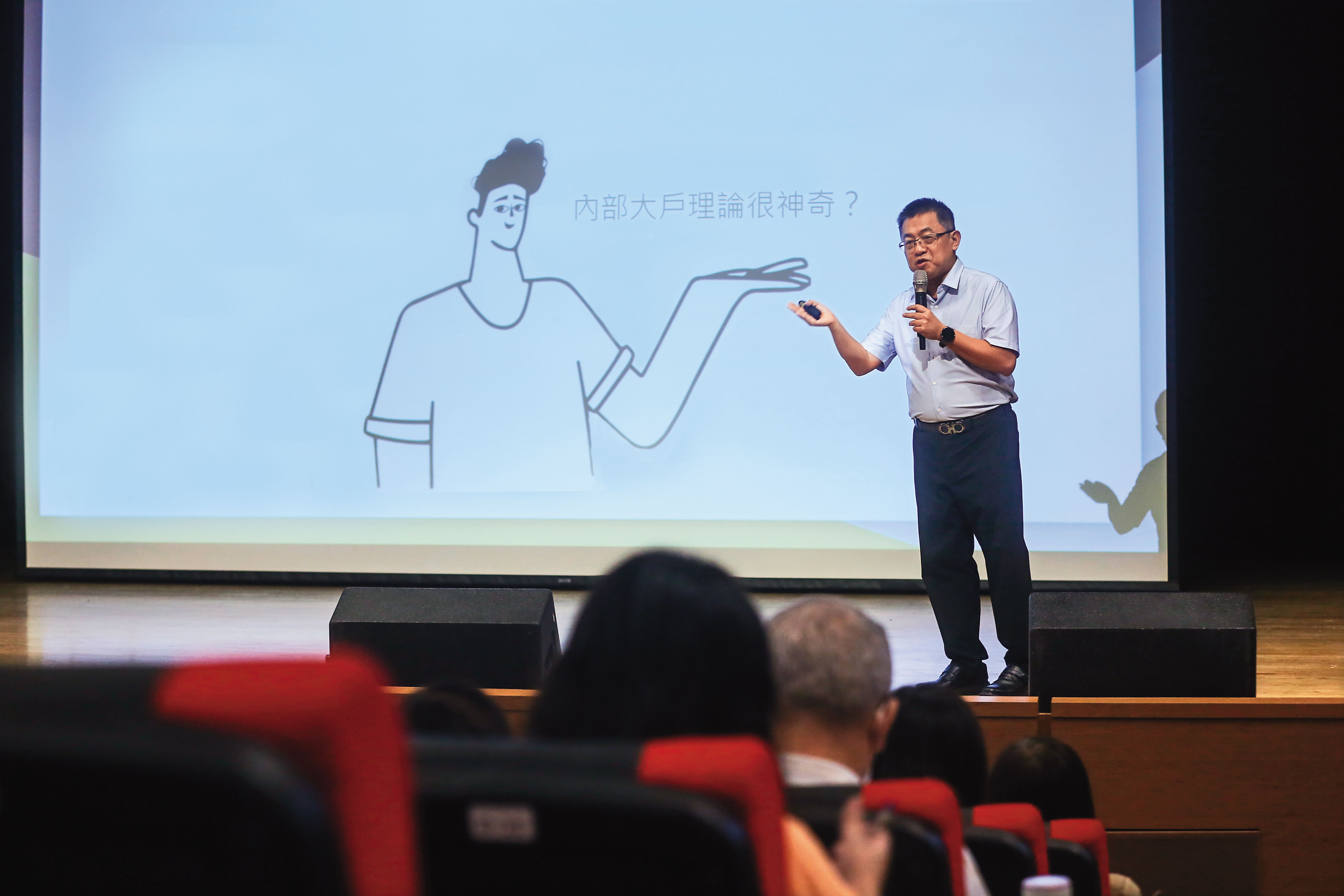 3年前重返股市，簡哲隆靠著自創的內部大戶理論，搭配基本面，提高投資勝率。