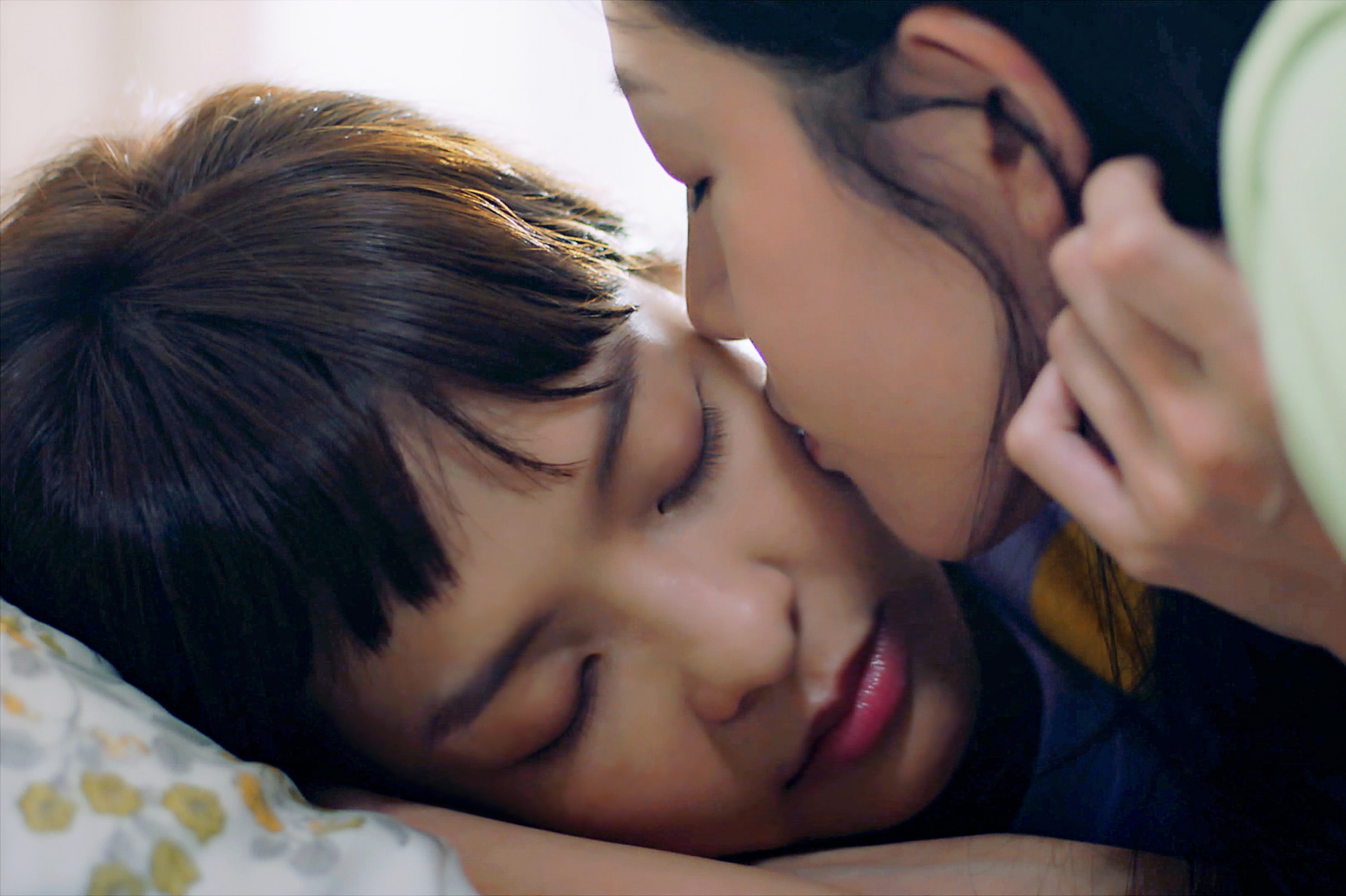 《王牌辯護人》黃薇渟偷親葉星辰。（東森提供）