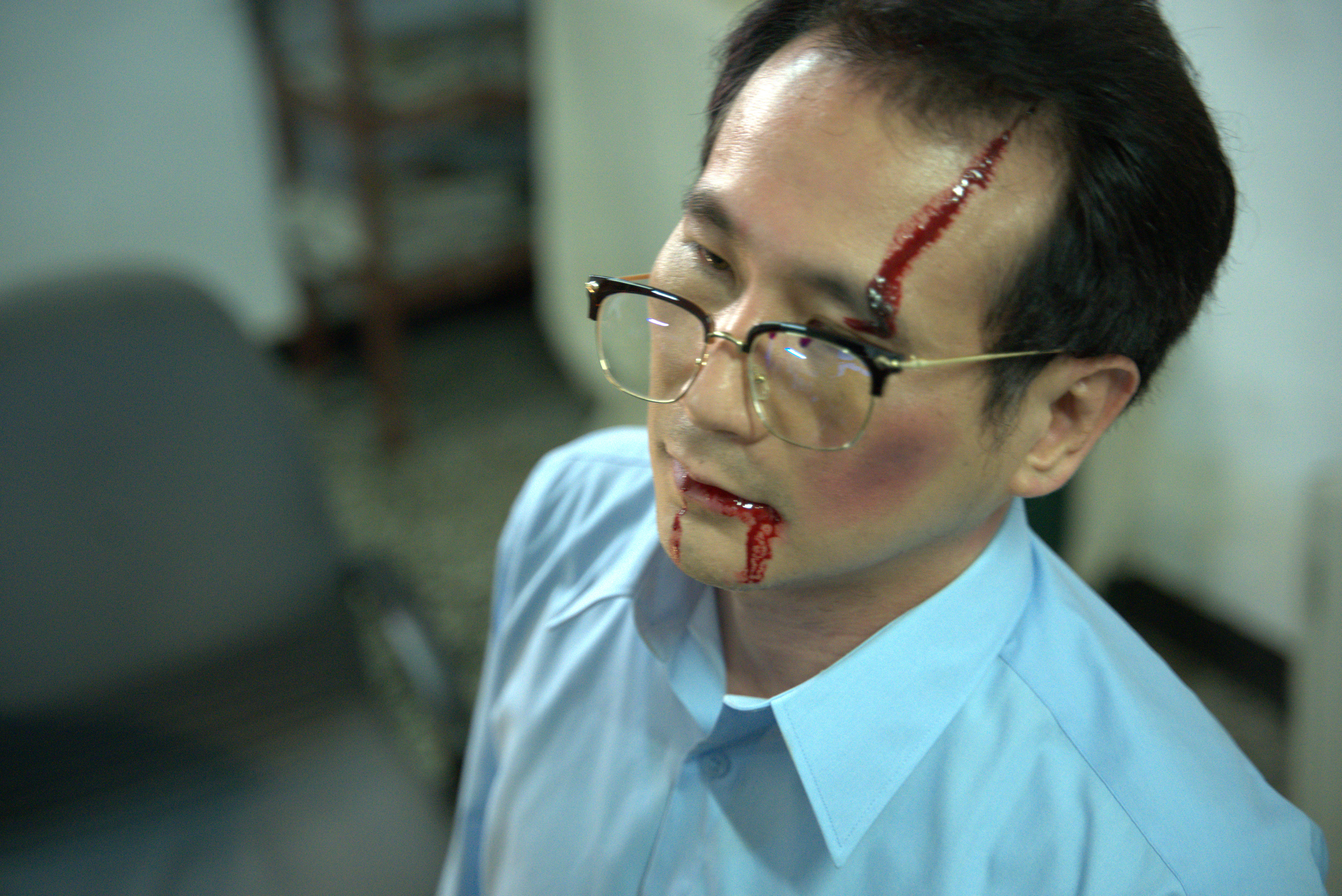 立委鄭運鵬回鍋客串《國際橋牌社2》劇中飾演立委,被球棒痛毆到滿頭鮮血。(國際橋牌社劇組提供)