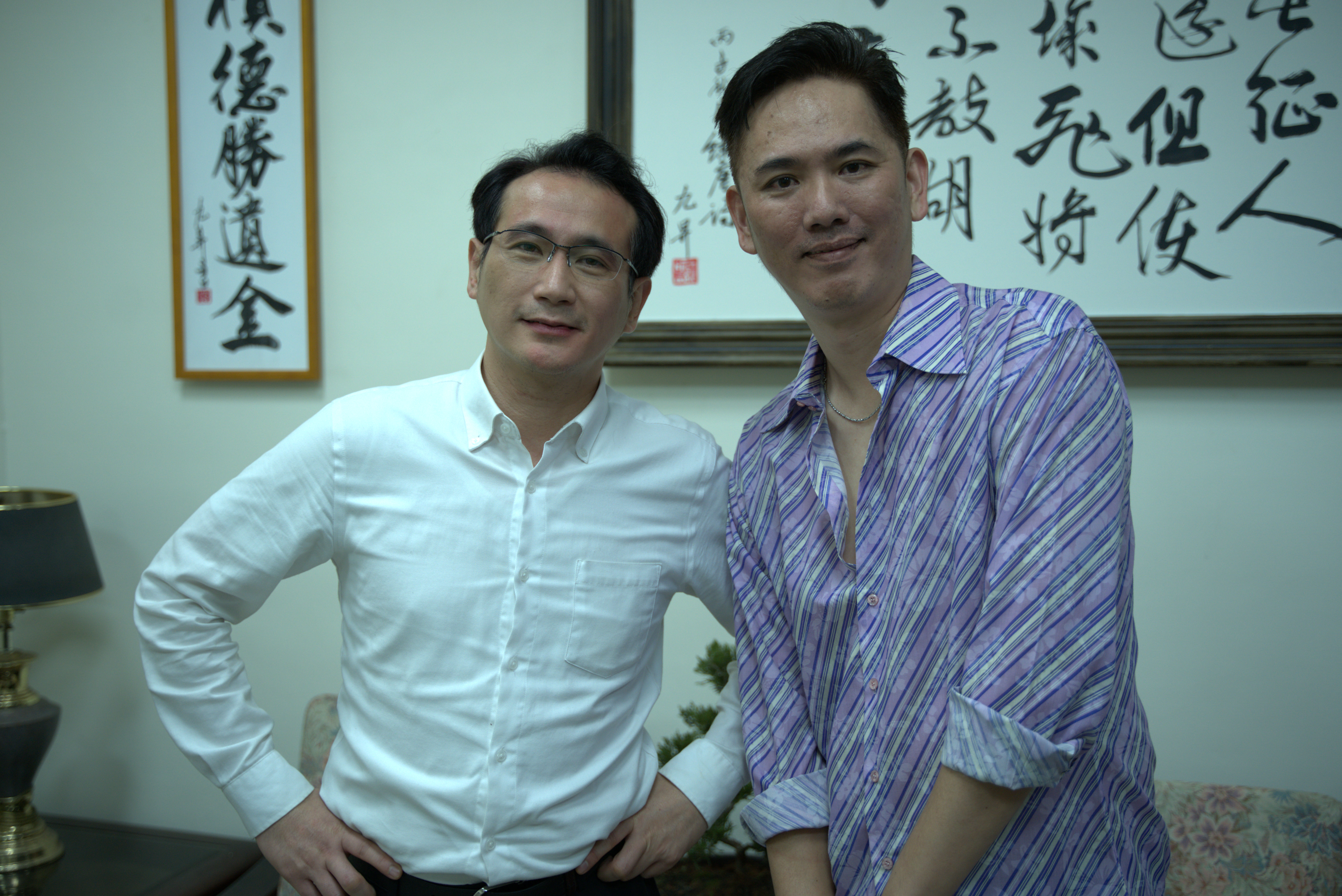 立委鄭運鵬客串《國際橋牌社2》,而蔡亦竹則是演出議長手下,帶著大隊人馬到報社砸場。(國際橋牌社劇組提供)
