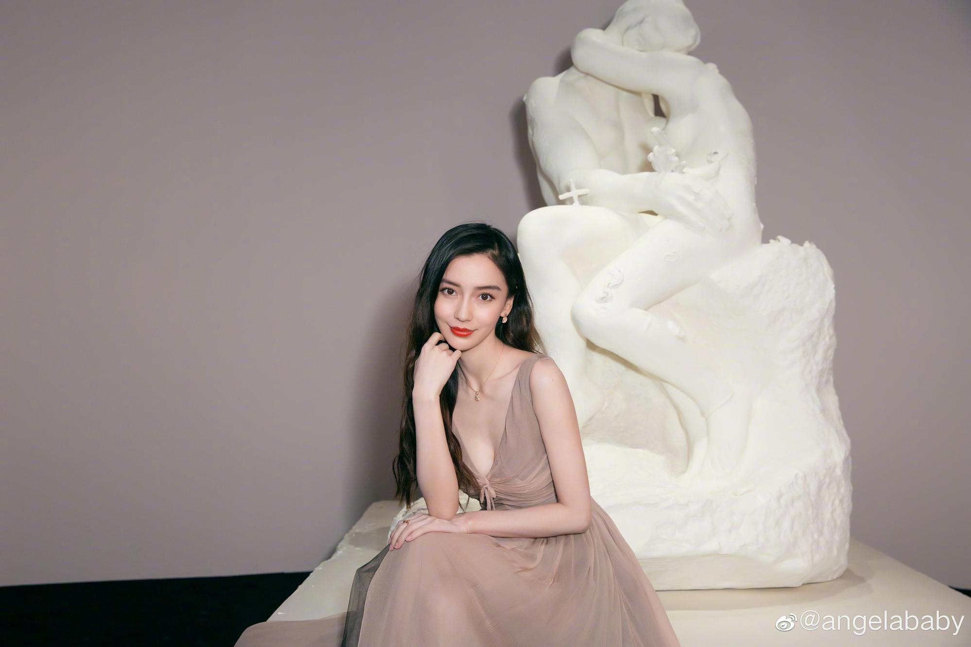 Angelababy日前爆氣發文維護名譽，有網友爆料是因為李菲兒炒作過頭，加上李菲兒是節目製播平台自己人，才令她如此生氣。（翻攝自Angelababy微博）