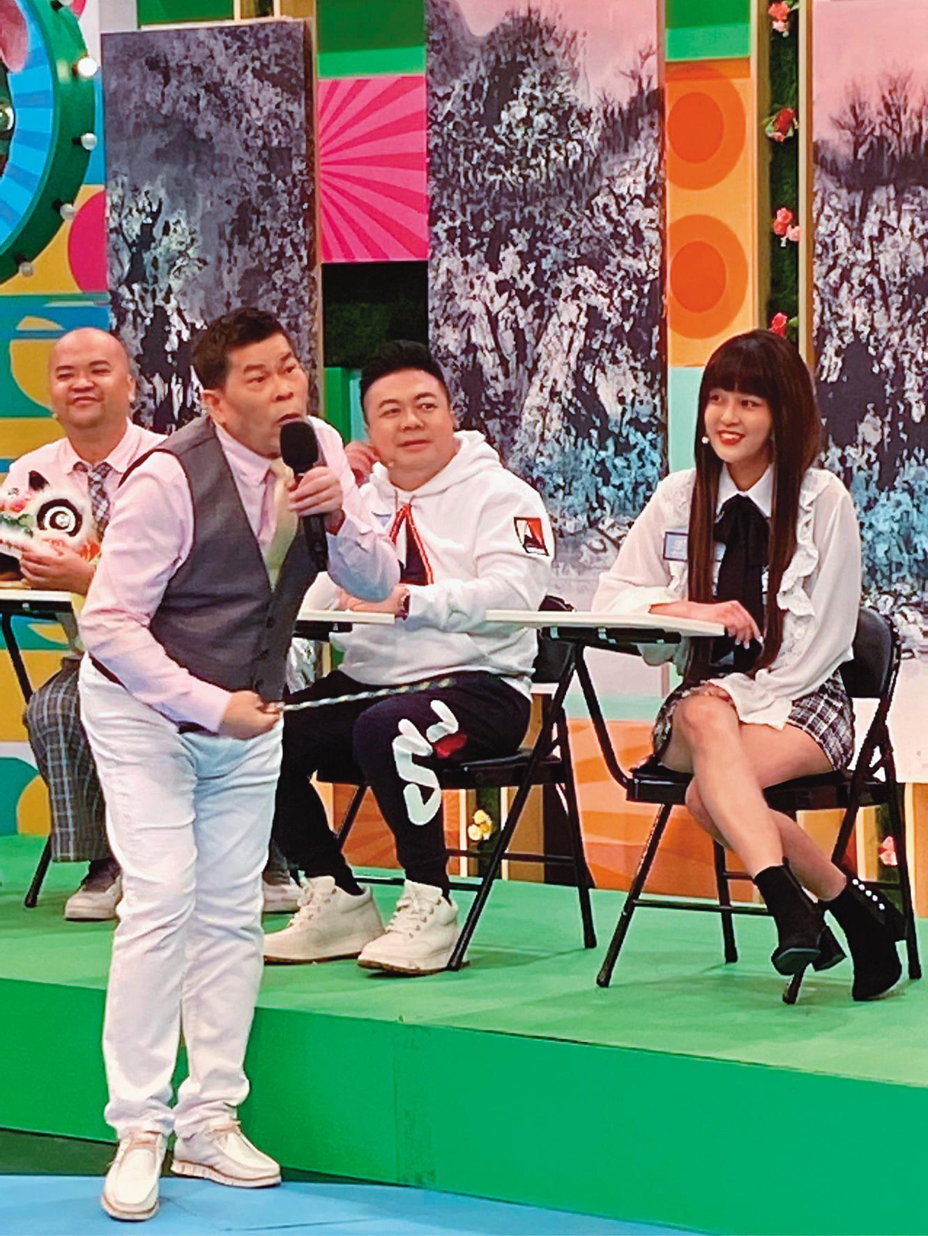 上個月初，丟丟妹（右1）上澎恰恰（左2）的台語節目，以白色淑女裝示人。（翻攝自丟丟妹臉書）