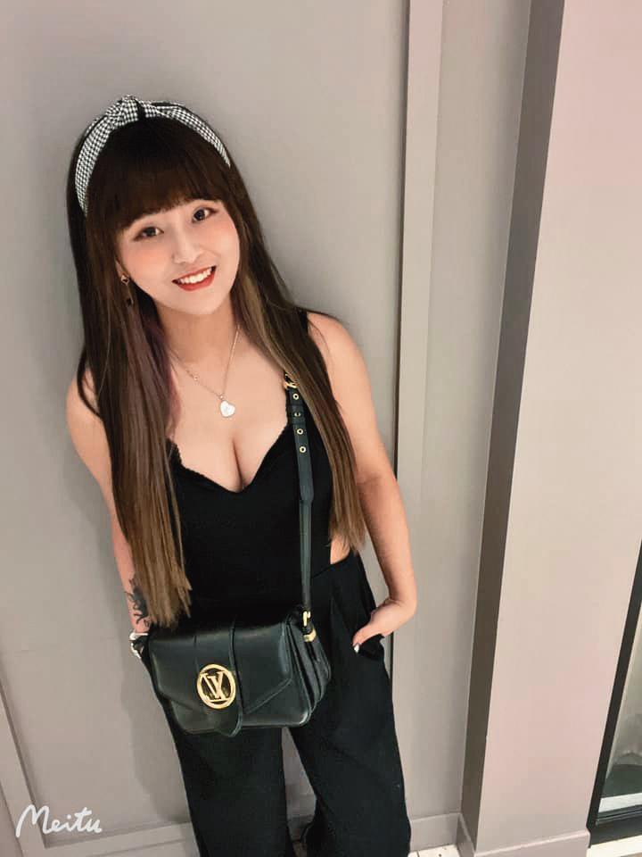 在直播平台叫賣時，丟丟妹很火辣，但私下也會扮斯文。（翻攝自丟丟妹臉書）