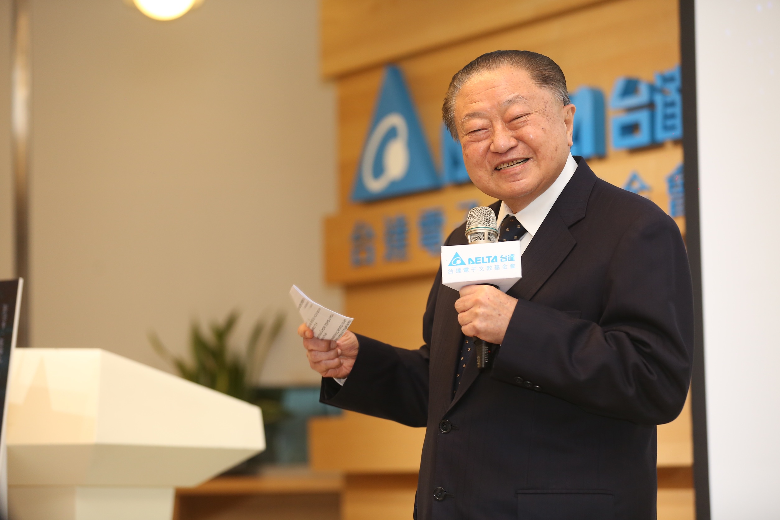 台達電創辦人鄭崇華今天出席台達基金會新書發表會，曝光幫妻代課被吃豆腐的往事。