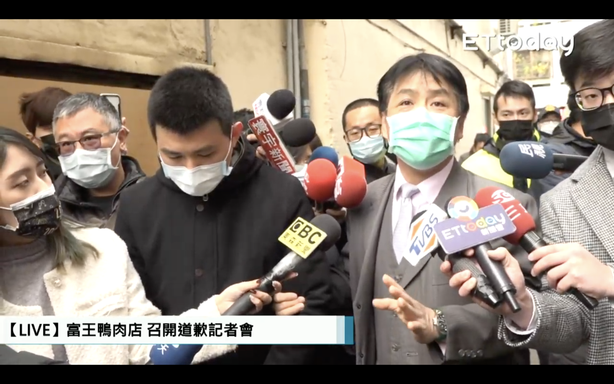 王姓負責人的委任律師(右)表示該負的責任不會規避。(翻攝自ETtoday新聞雲YouTube頻道)