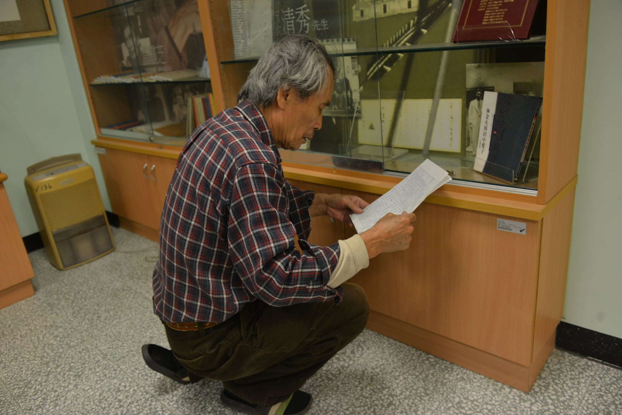 張良澤埋首台灣文學史料蒐集、整理與研究，以館為家，終身為台灣文學奉獻。（翻攝自鍾延威臉書）