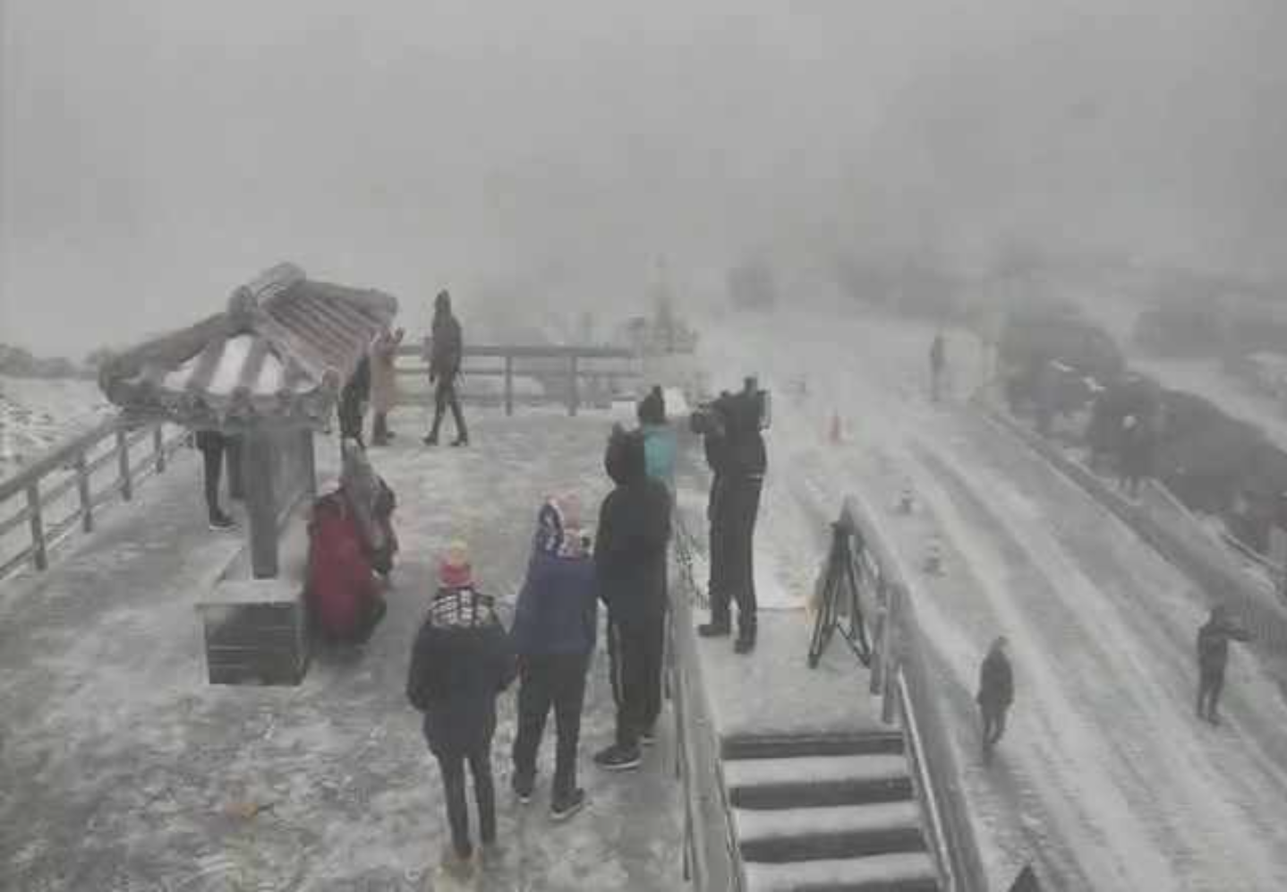 合歡山氣溫下探0度，武嶺化成一片雪白世界，讓追雪民眾十分興奮。（翻攝自即時影像監視器）