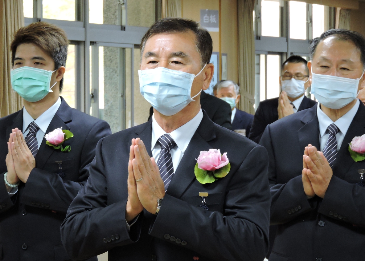 曾任總統府侍衛長的海軍陸戰隊備役中將潘進隆，在8日在高雄靜思堂授證為慈濟志工。（慈濟提供）