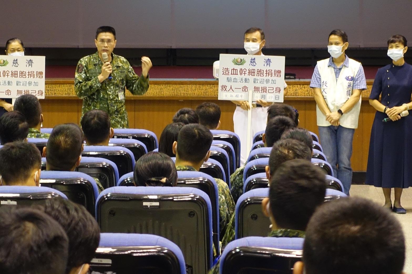 潘進隆曾跟隨慈濟造血幹細胞骨捐關懷小組,投身驗血建檔宣導活動。(慈濟提供)