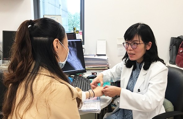 恩主公醫院過敏風濕免疫科主任郭孝齡醫師提出5大減輕疼痛步驟，協助類風濕性關節炎患者度過寒冬。（郭孝齡醫師提供）