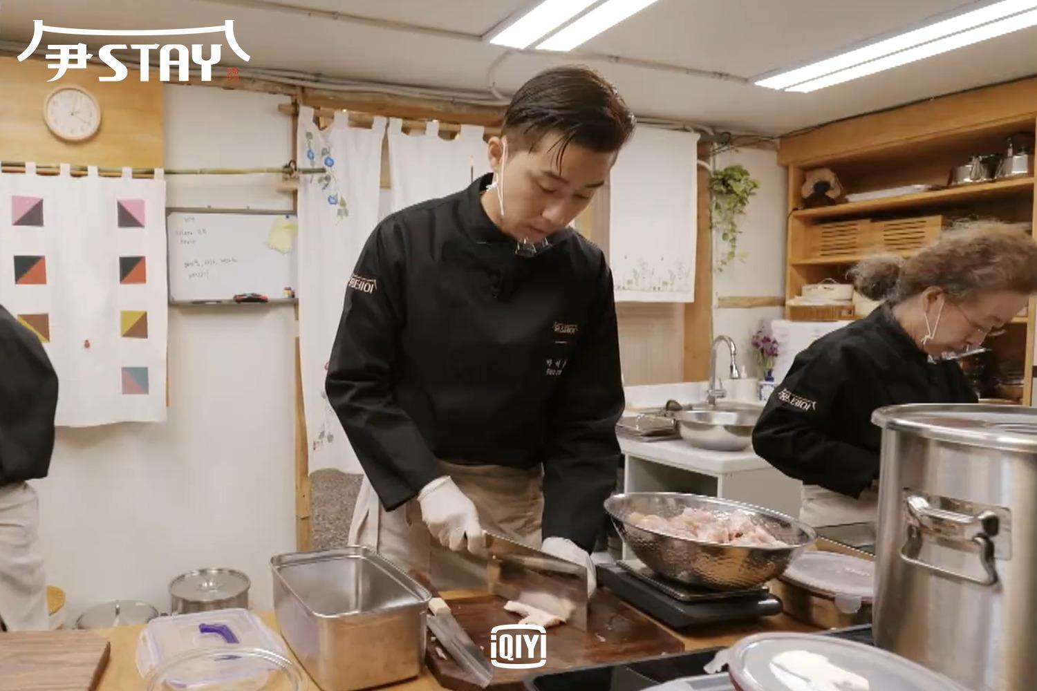 朴敘俊在《尹STAY》升格為朴科長兼副主廚,他為製作牛肉餅剁了2小時牛肉。(愛奇藝國際站提供)