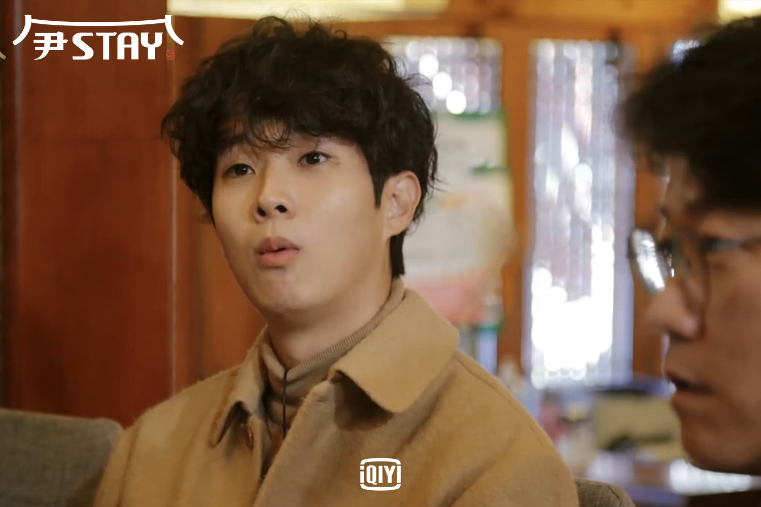 崔宇植加入《尹STAY》當「打工仔」，與李瑞鎮互動超有趣。（愛奇藝國際站提供）