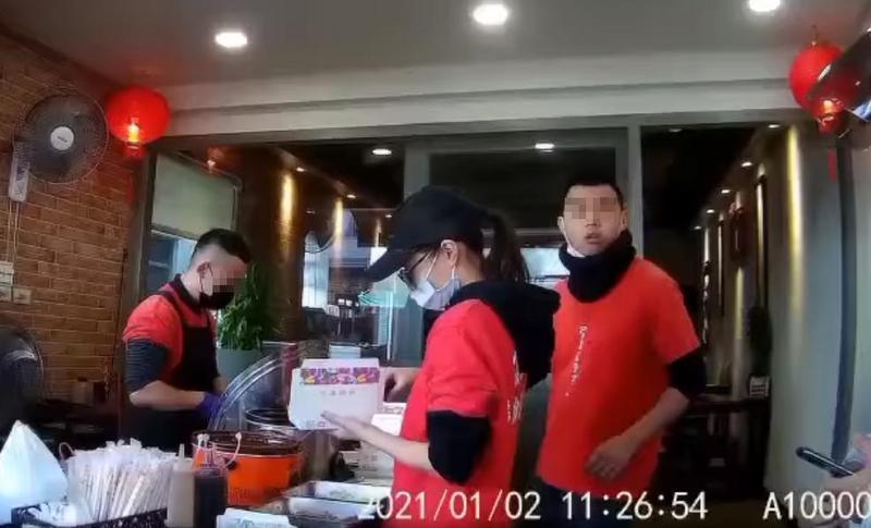 辱罵女外送員的王姓老闆(右)今出面道歉。(翻攝畫面)