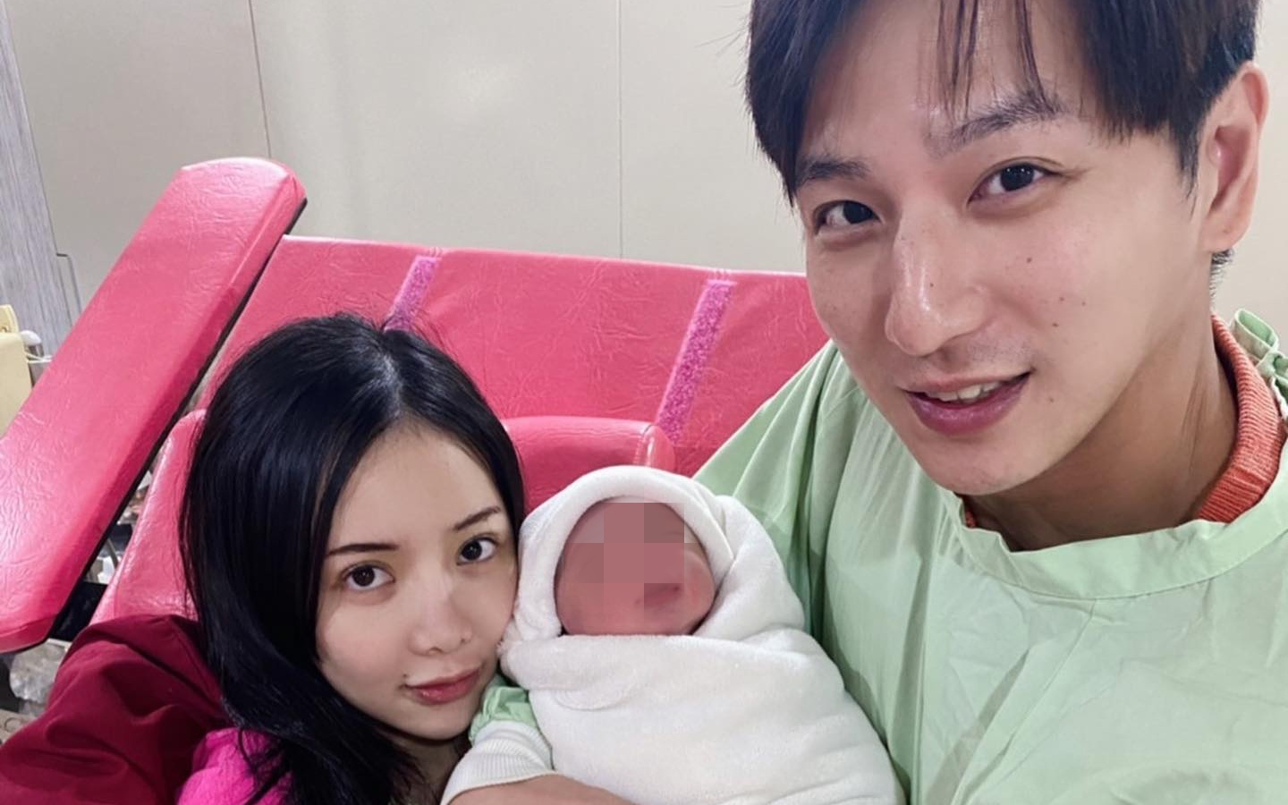 楊奇煜（小煜）今喜迎麟兒，與太太秀全家福照片。（翻攝楊奇煜臉書）