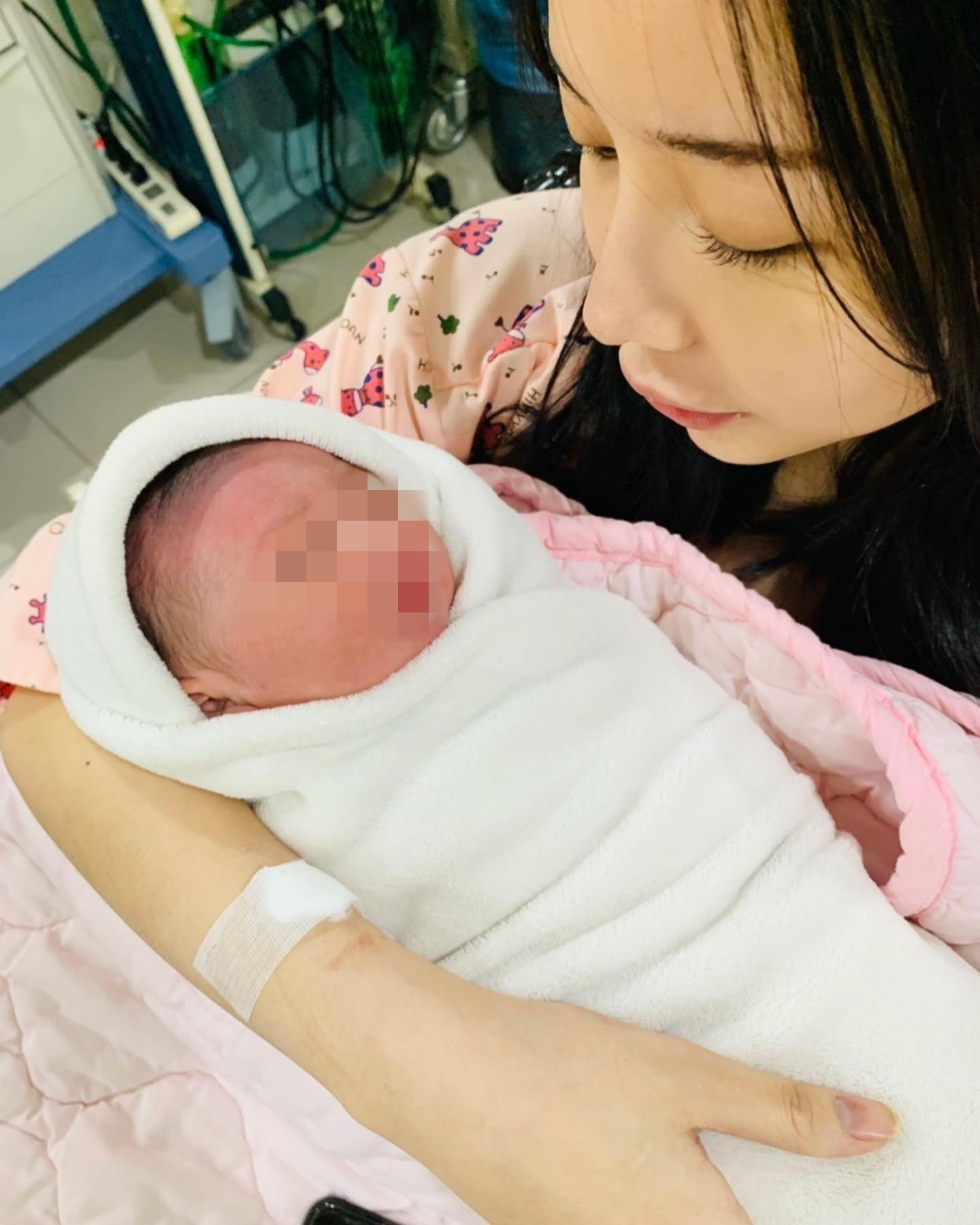 楊奇煜與太太言兒在去年8月登記結婚，並宣布雙喜臨門。（翻攝楊奇煜臉書）