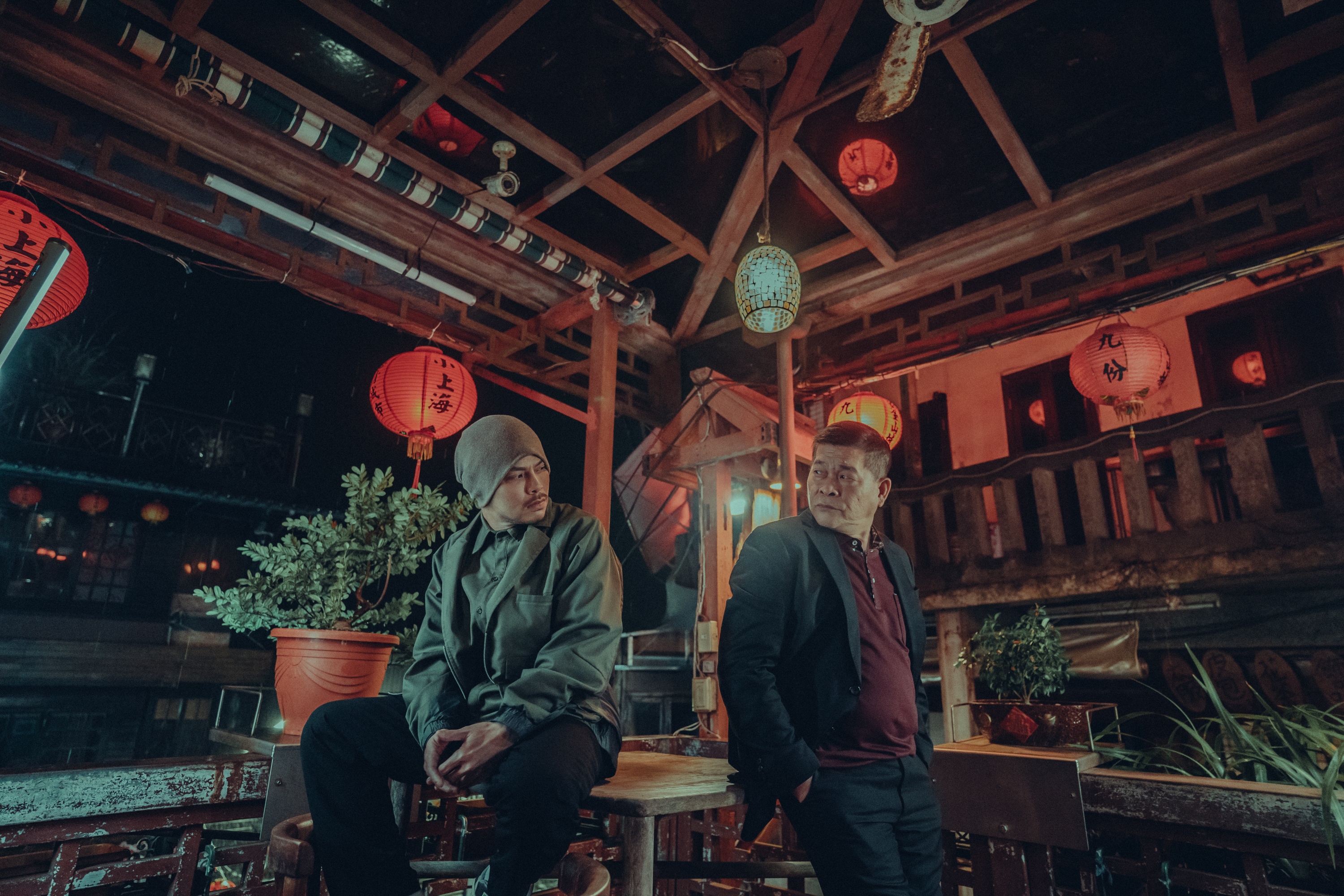 澎恰恰將跨刀拍MV的初體驗獻給黃明志新歌〈笑著回家〉。（亞洲通文創提供）