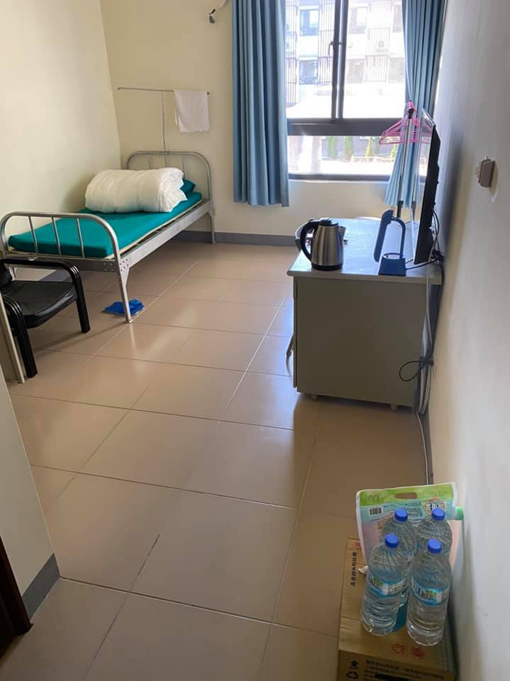 集中檢疫所房間照片曝光。(翻攝自王必勝臉書)