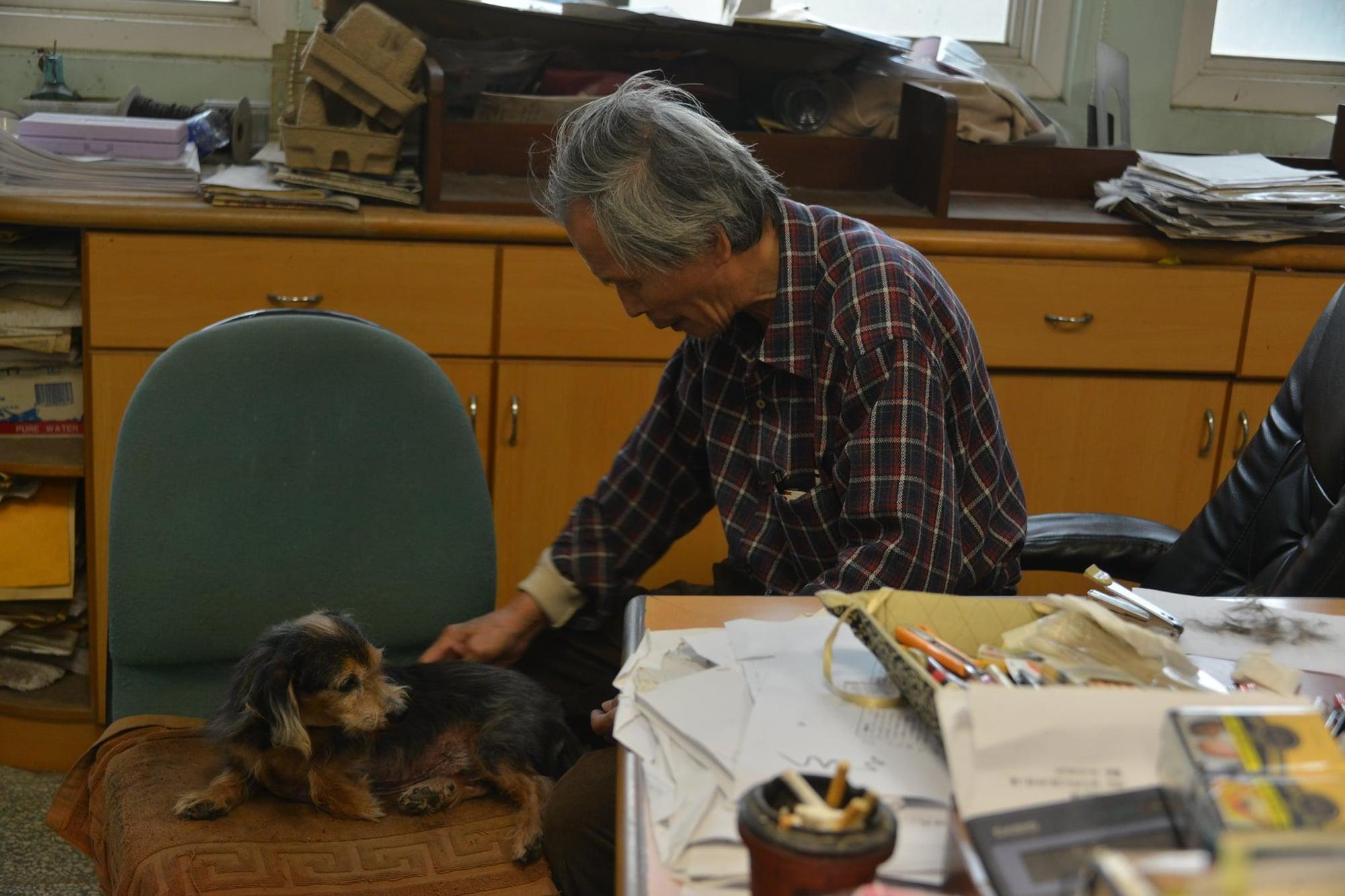82歲台灣文學作家的教授張良澤被拒於門外後,感嘆說到「只有狗是最忠實的」。(鍾延威提供)
