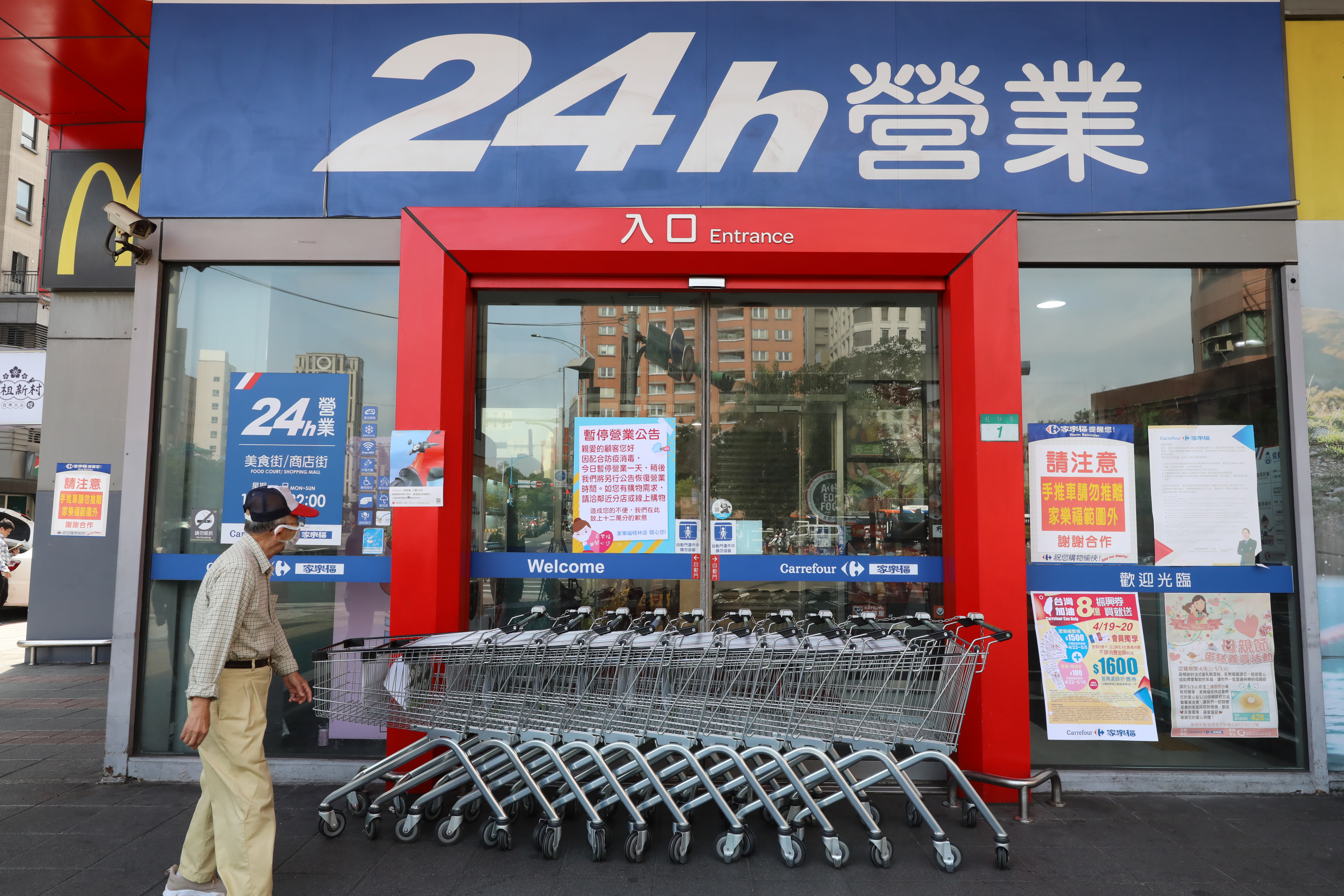 台灣豬標章查核60多家下架，其中包含連鎖量販業者家樂福。（本刊資料照）