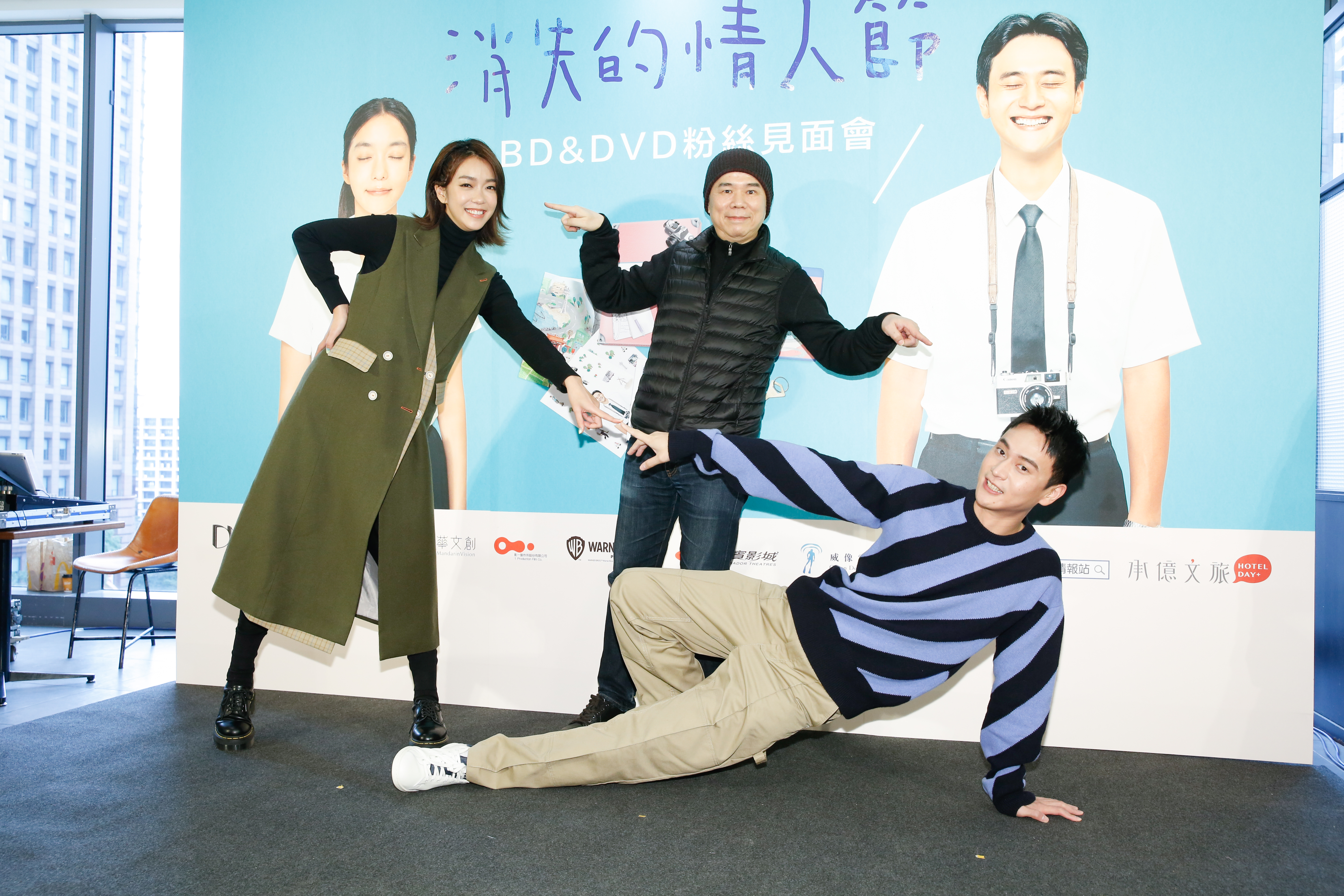 陳玉勳導演（中）與《消失的情人節》男女主角劉冠廷（右）、大霈出席簽名會。