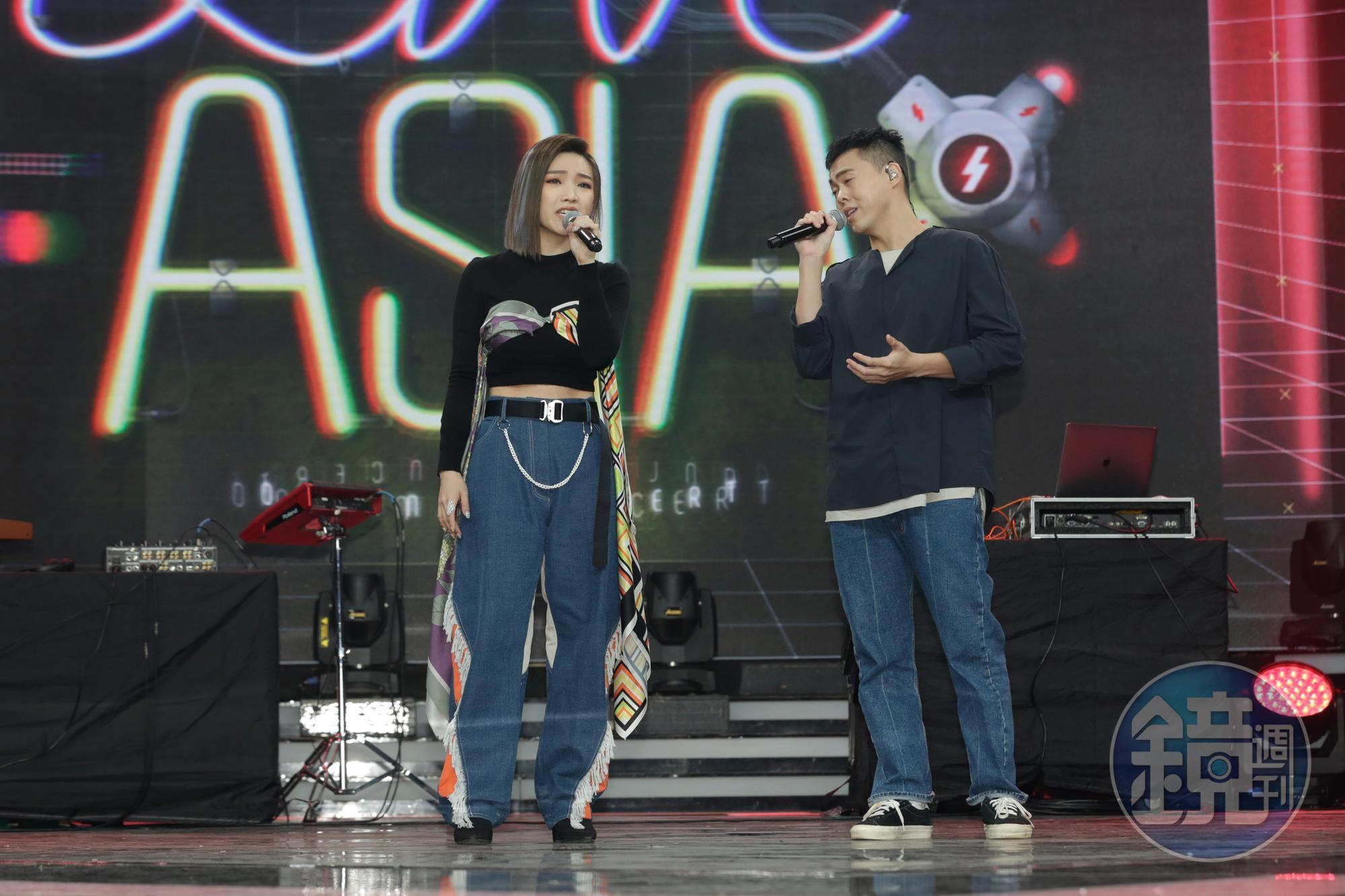 閻奕格、曾昱嘉在「Live Asia超級週末現場」記者會現場演唱。