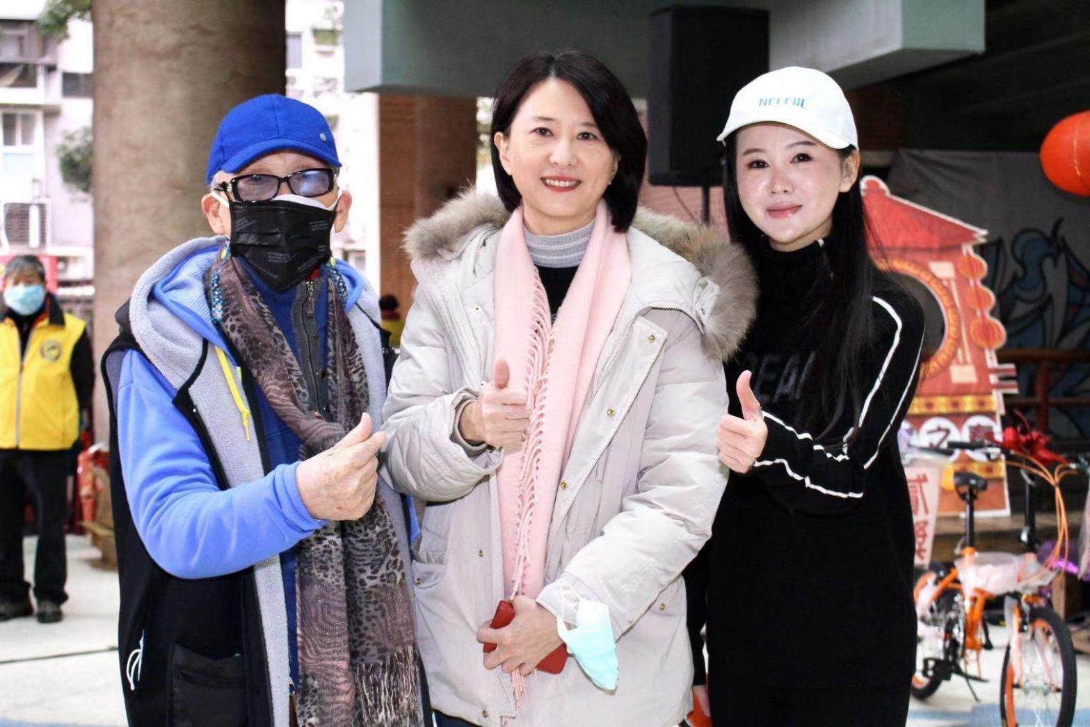 松山社區大學創辦人叢樹朗(左起)、台北市議員 王鴻薇與泛美國際文教基金會董事長張如君一同參與公益活動。(泛美國際文教基金會提供)