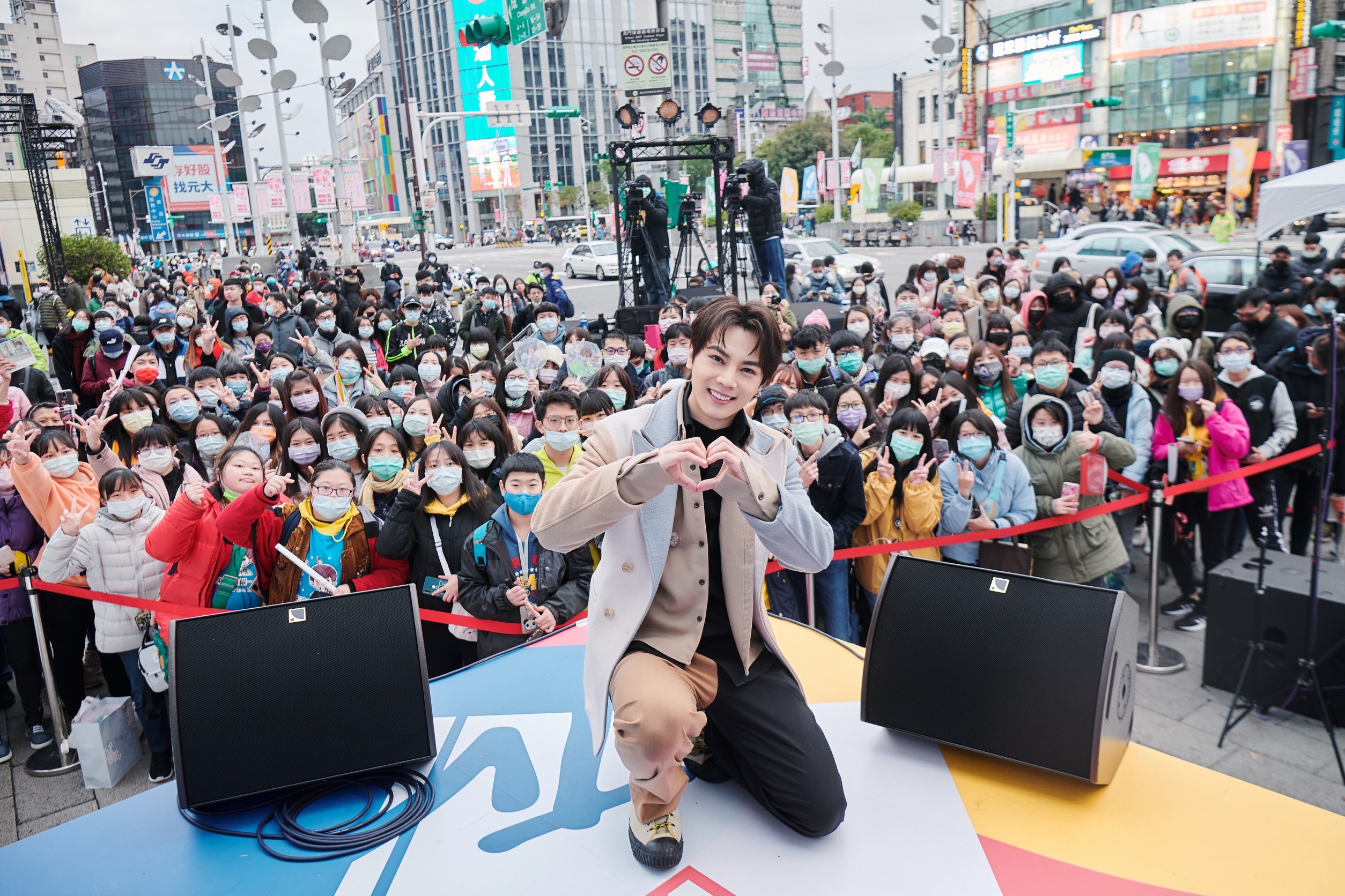 在7度的寒冬中，古曜威看到滿滿的粉絲，十分感動。（單純夢想文創事業提供）