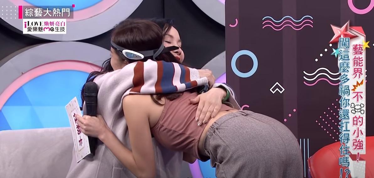 訪問環節結束後,李亞萍立刻找凱莉擁抱,化解先前的尷尬。(翻攝自《綜藝大熱門》YouTube)