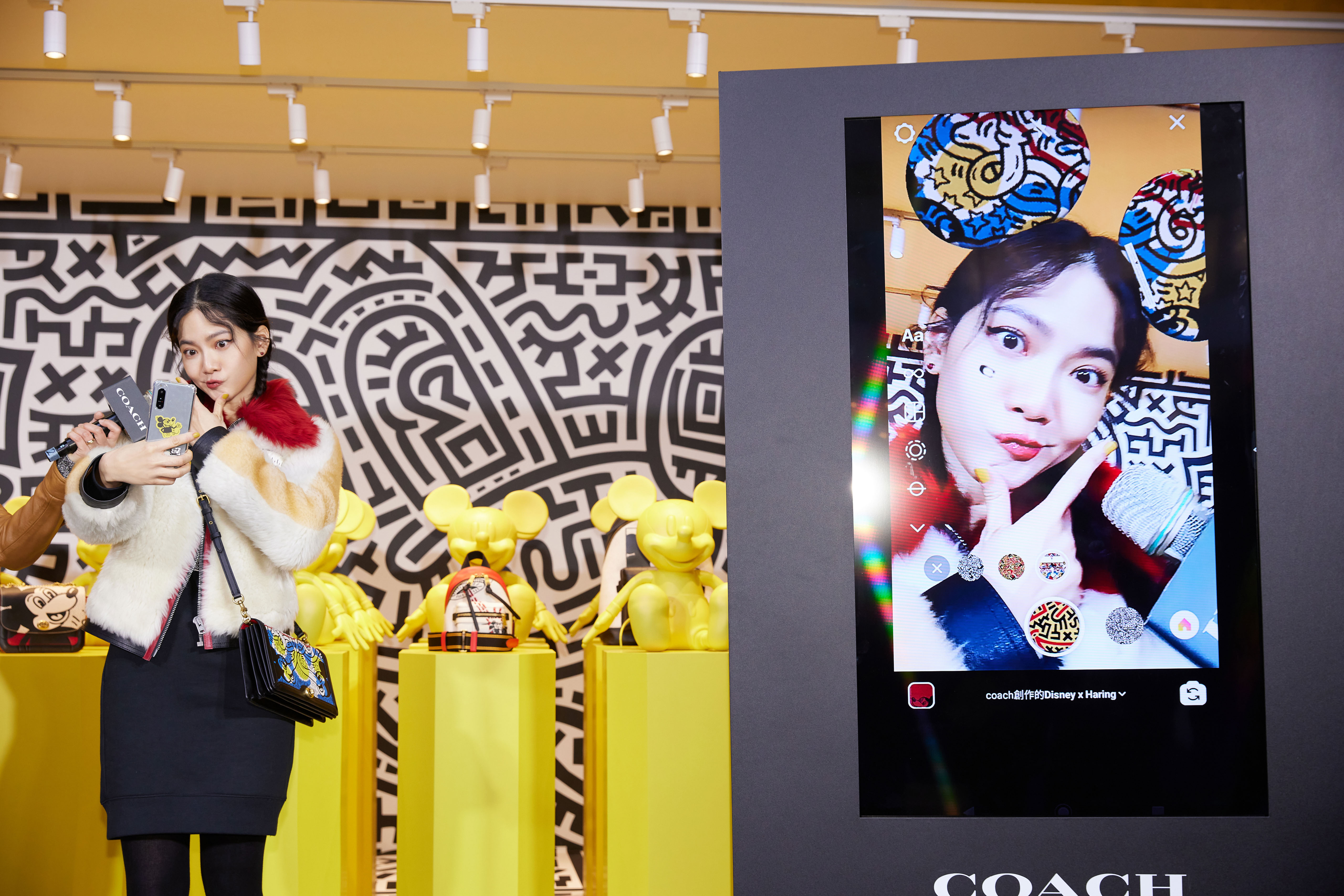 曾之喬出席COACH Disney Mickey Mouse x Keith Haring系列限定主題快閃店，忍不住用品牌推出的三款系列手機桌布玩起自拍。（COACH提供）