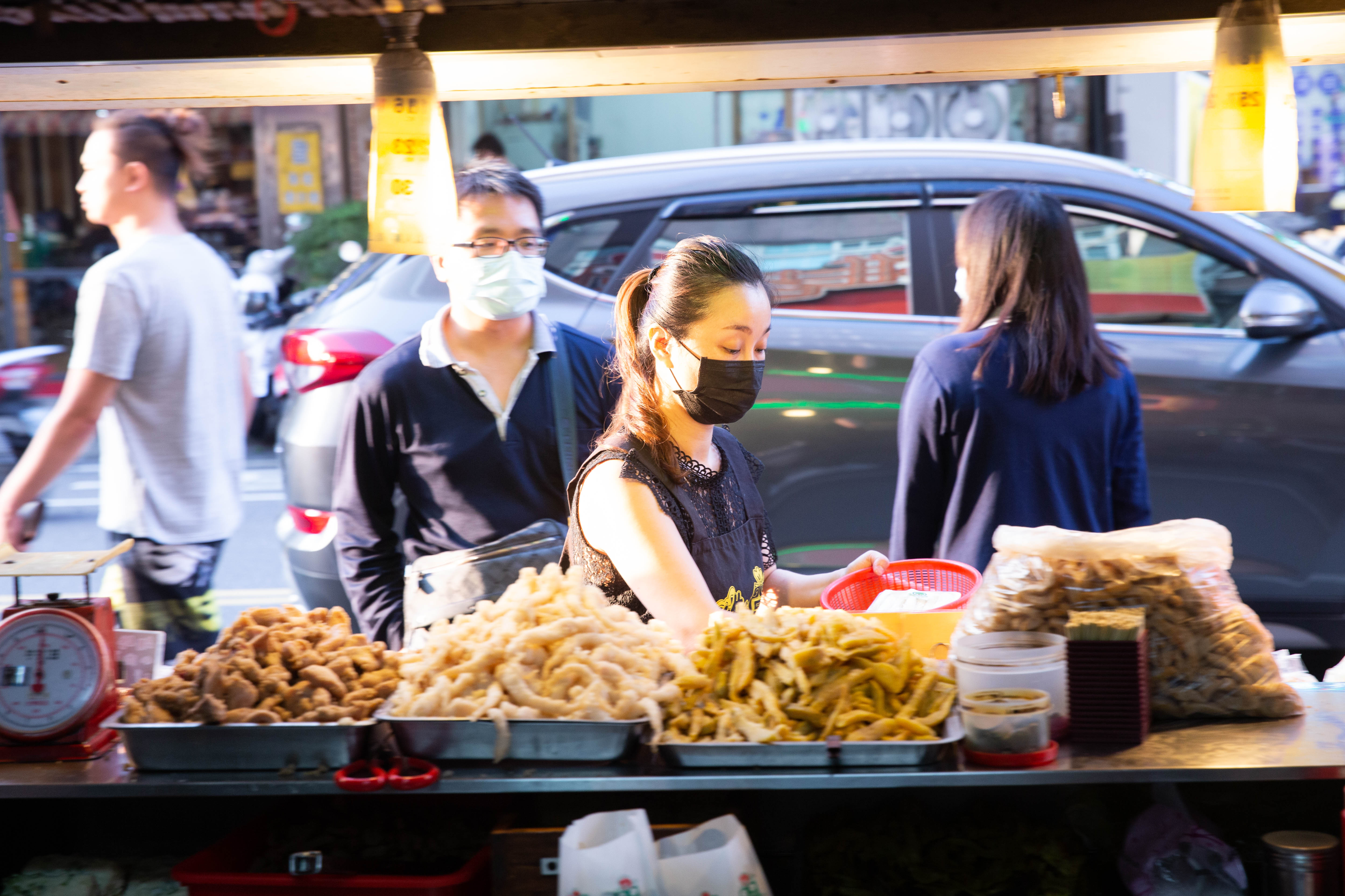 一名網友反向提出「到炸物攤最不喜歡點什麼」，引起網友熱議。（示意圖，本刊資料照）