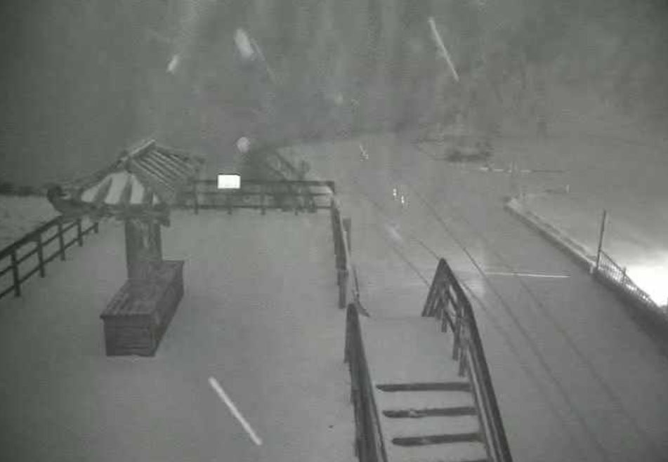 合歡山今晨起又下起雪，讓網友暴動。（翻攝即時影像監視器）