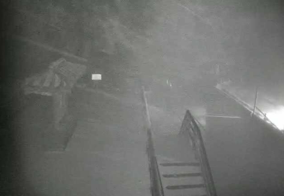 合歡山今晨起又下起雪。(翻攝即時影像監視器)