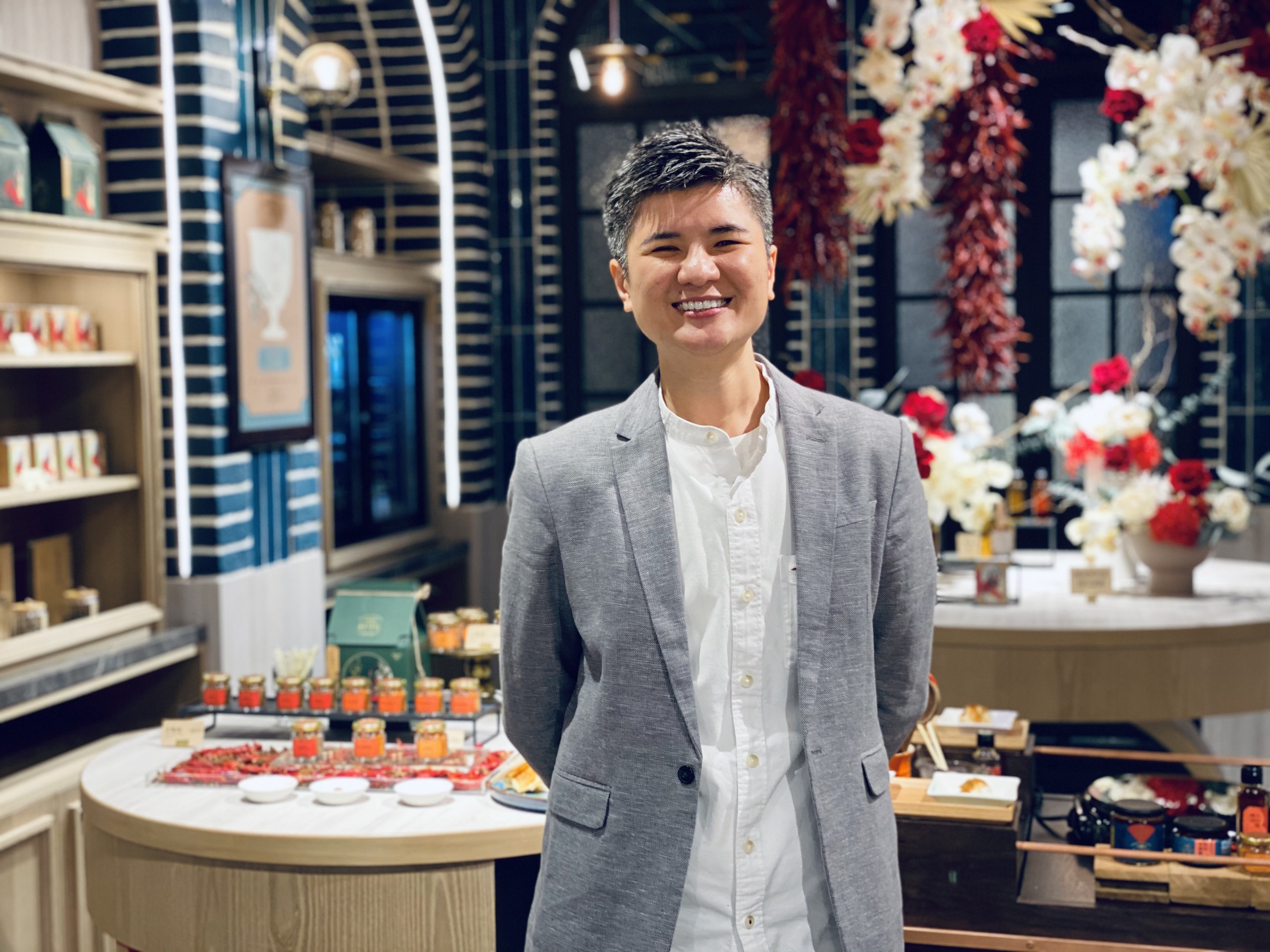 以DoGa香酥脆椒打出知名度的創辦人李威辰，以阿嬤之名開創新品牌杜甲A-Ma。