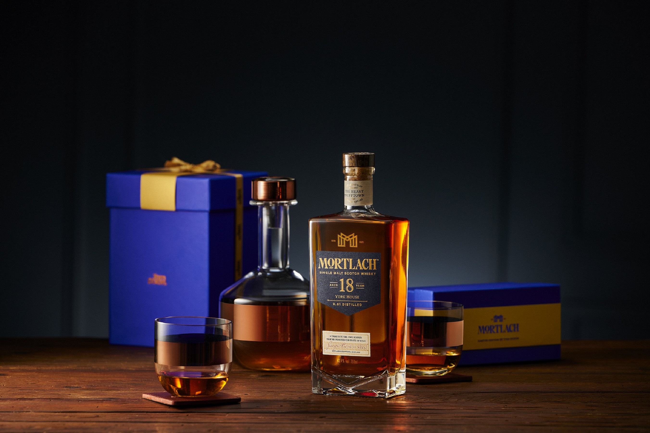 Mortlach幕赫2.81蘇格蘭單一麥芽威士忌與Tom Dixon聯名推出新春限定「酩家醒酒器對杯組」，限量200組。（帝亞吉歐提供）