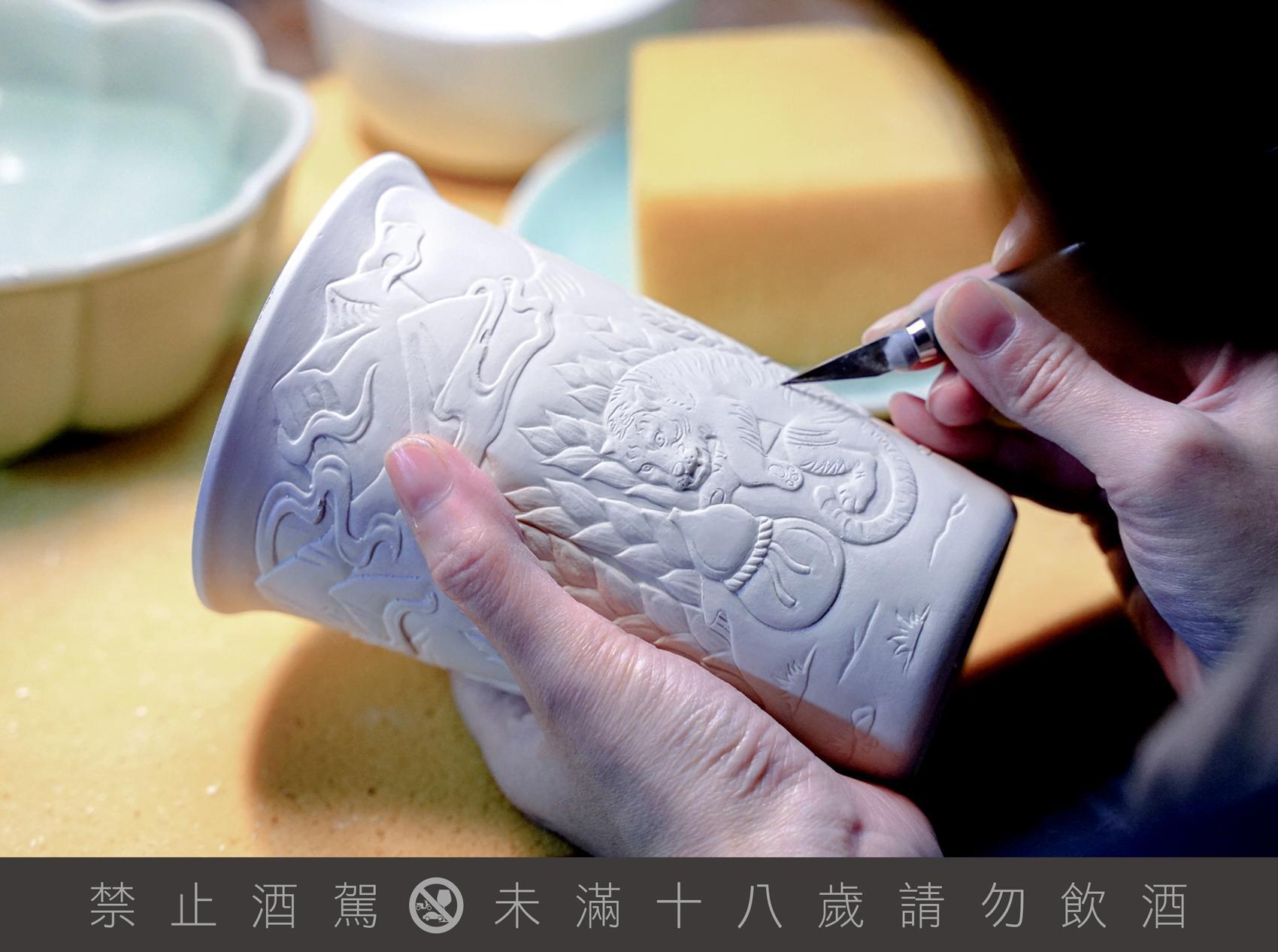 用刀刻畫出或深或淺的線條取代寫實畫法，利用簡約的線條讓畫面更加立體，一同將「涉水取酒花的水牛、爬山採麥穗的猛虎」呈現於青瓷杯面。（臺虎精釀提供）