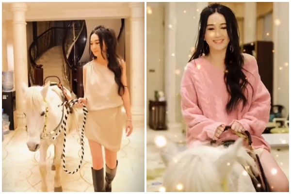 溫碧霞在豪宅客廳騎馬，曝光奢華生活。（翻攝自溫碧霞微博）