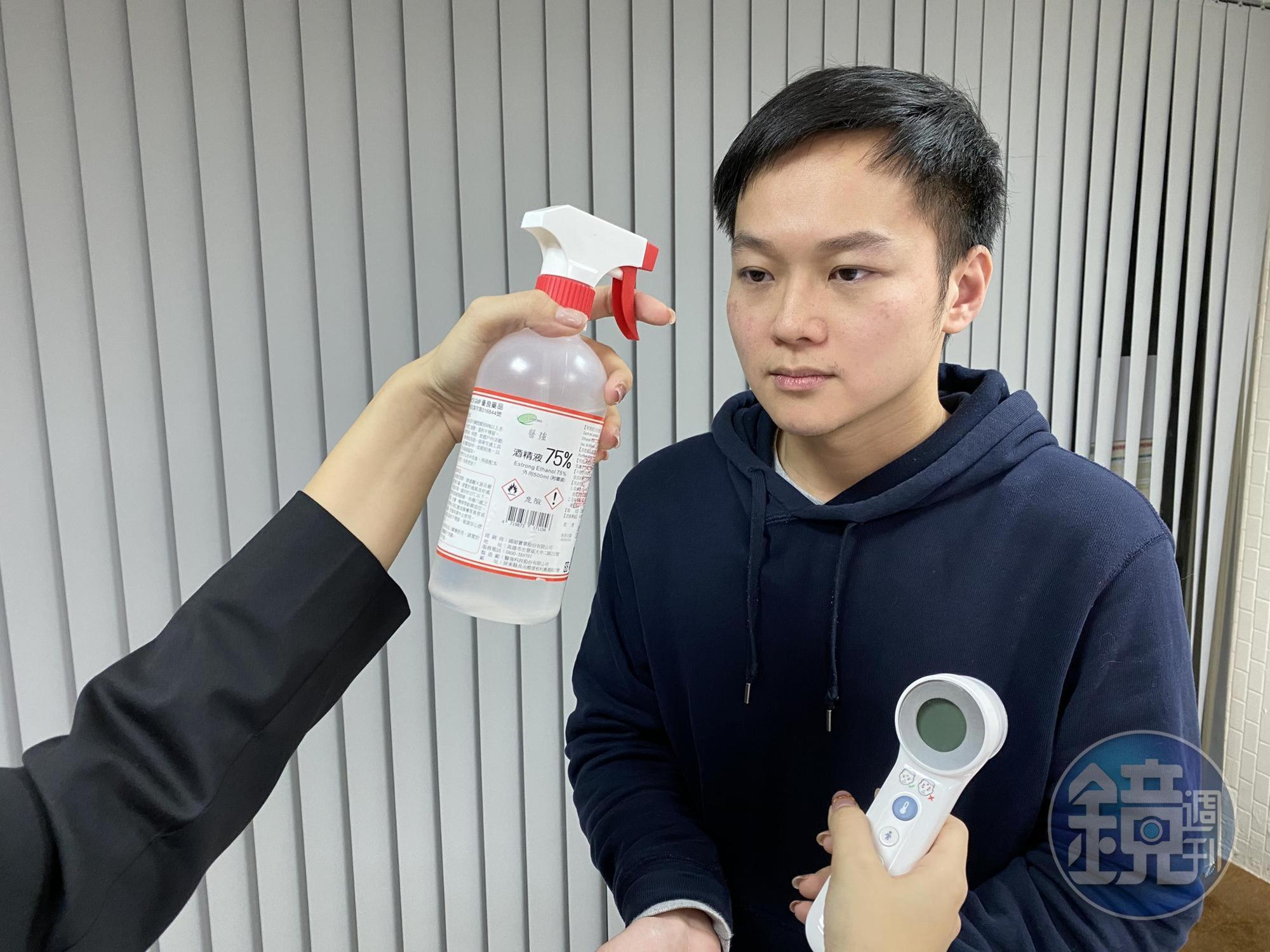 邱奕承被服務生誤用酒精量額溫,導致角膜灼傷。